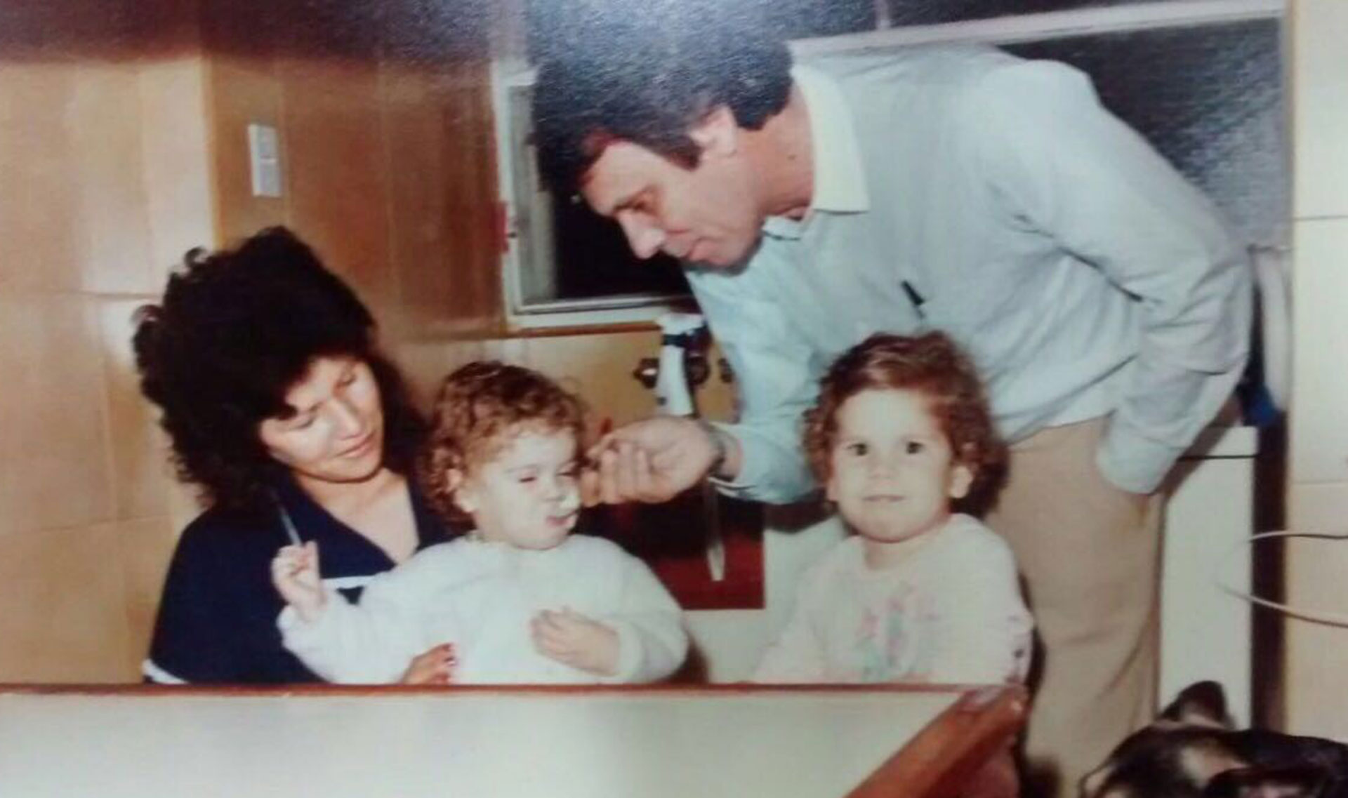 Daniel Mendoza junto a sus hijas