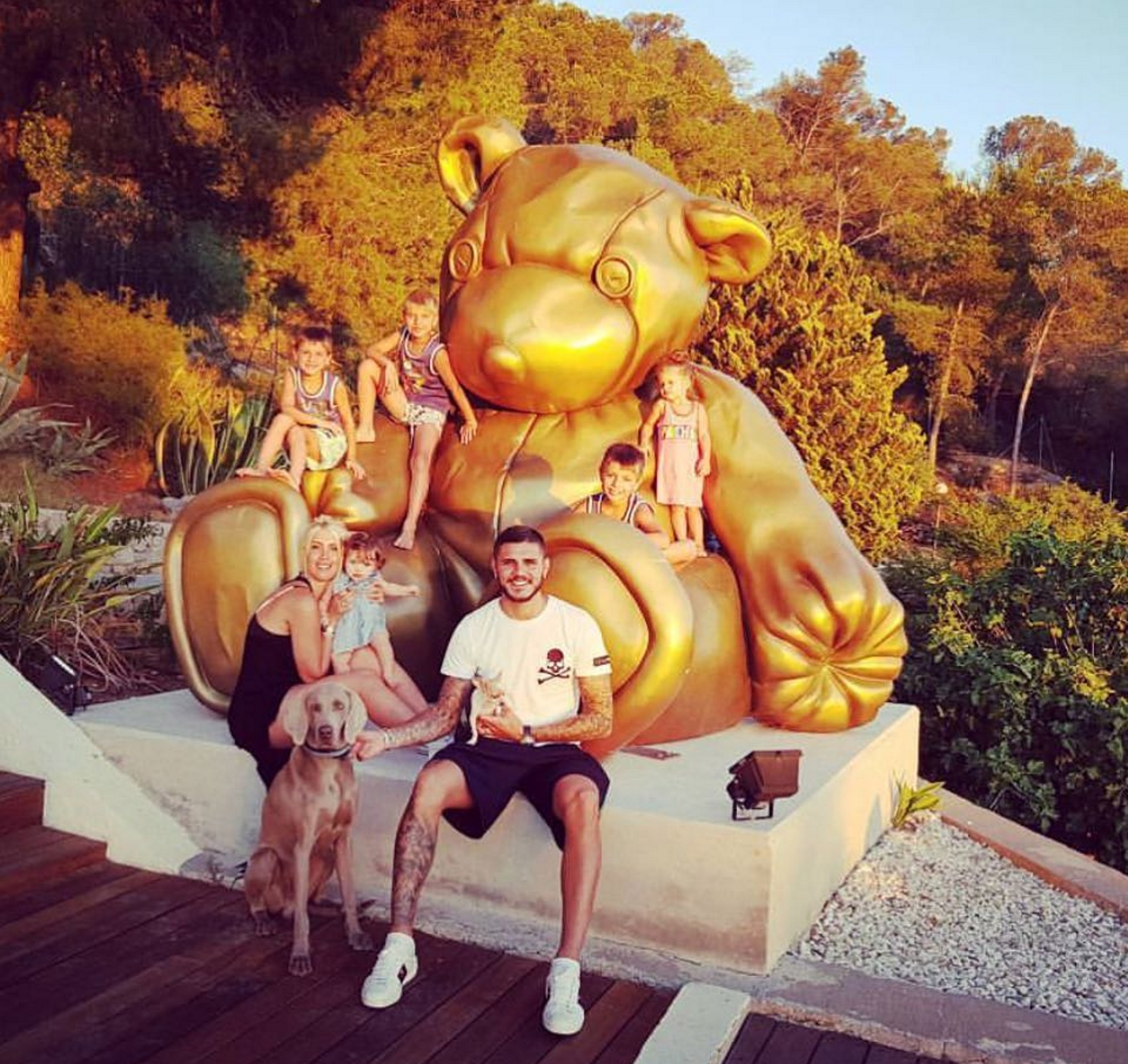 La travesía del goleador del Inter y su esposa siguió en Ibiza