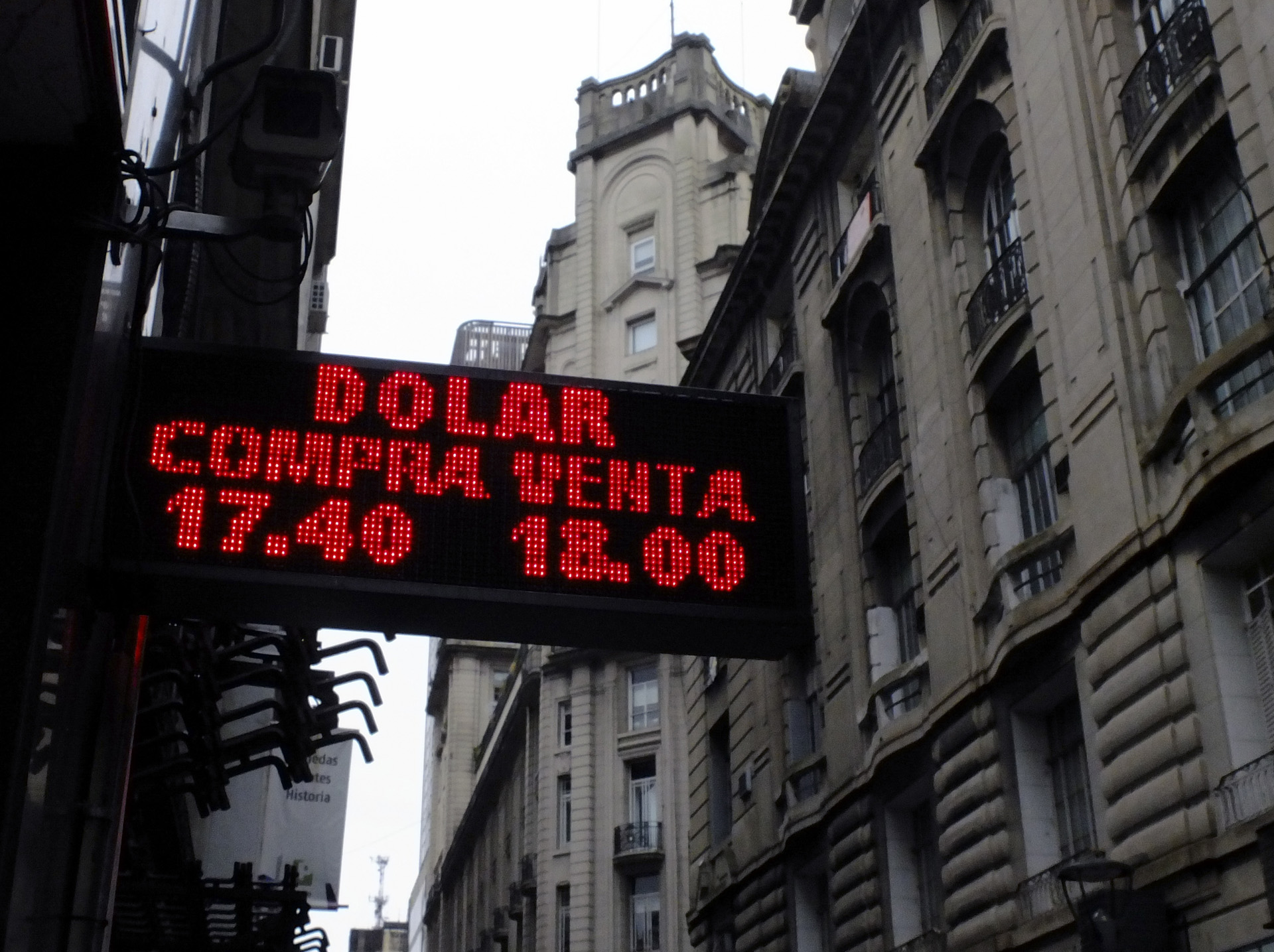 El dólar cerró estable este viernes, a $17,99 para la venta en bancos del microcentro porteño, según el promedio de venta que publica el BCRA, en la última jornada bursátil y cambiaria previa a las elecciones primarias del domingo