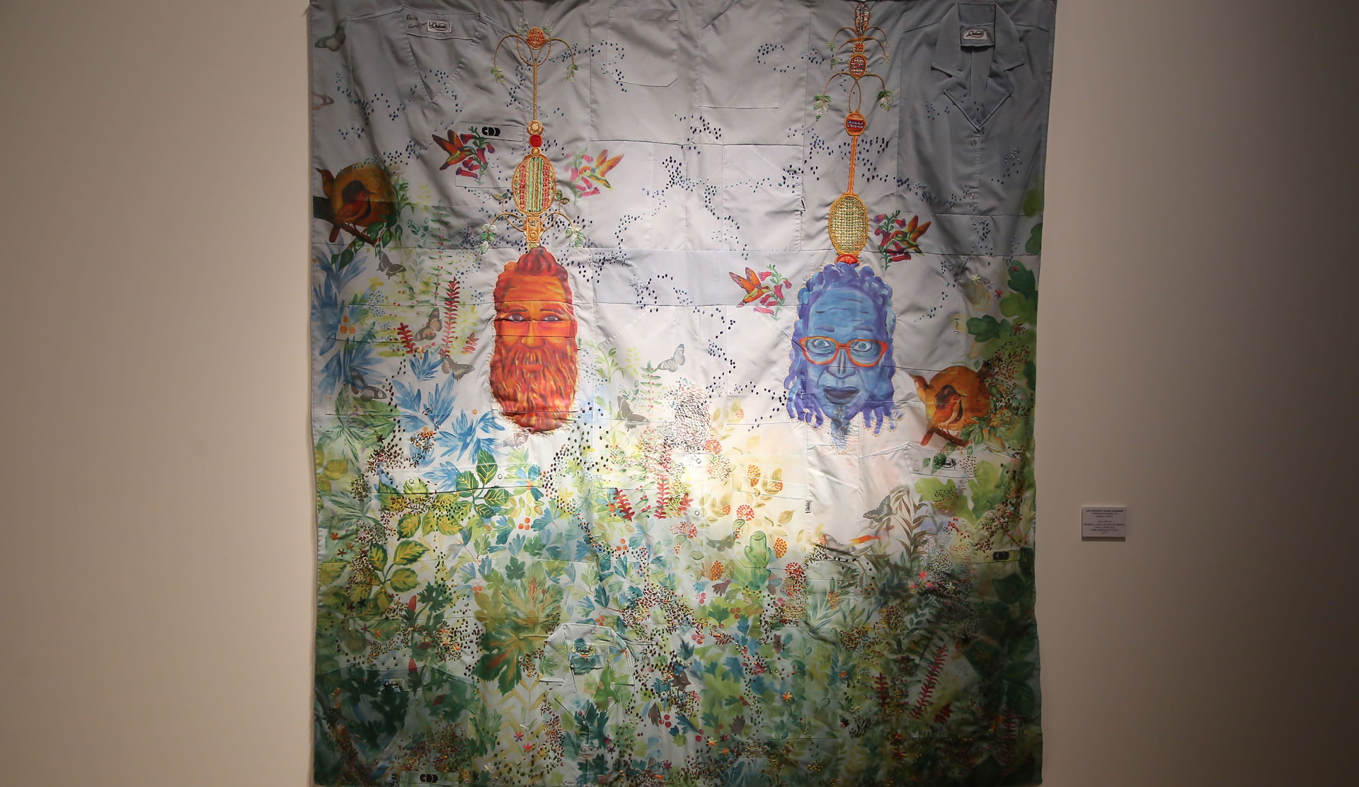 La obra de Leo Chiachio y Daniel Giannone, “Máscaras rodeadas de pájaros y selvas”, donde los artistas volcaron su imaginación a través del bordado de guardapolvos médicos