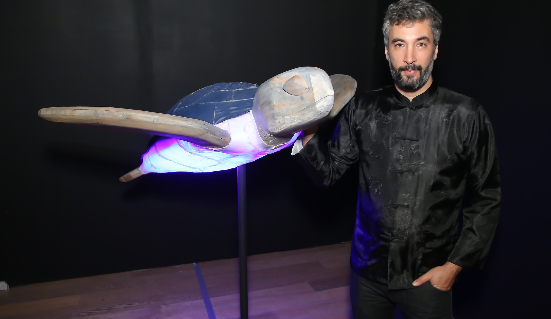 El artista Federico Bacher con su obra, que partió de pallets, bandejas de apoyo y sondas para mostrar su interés por la ciencia