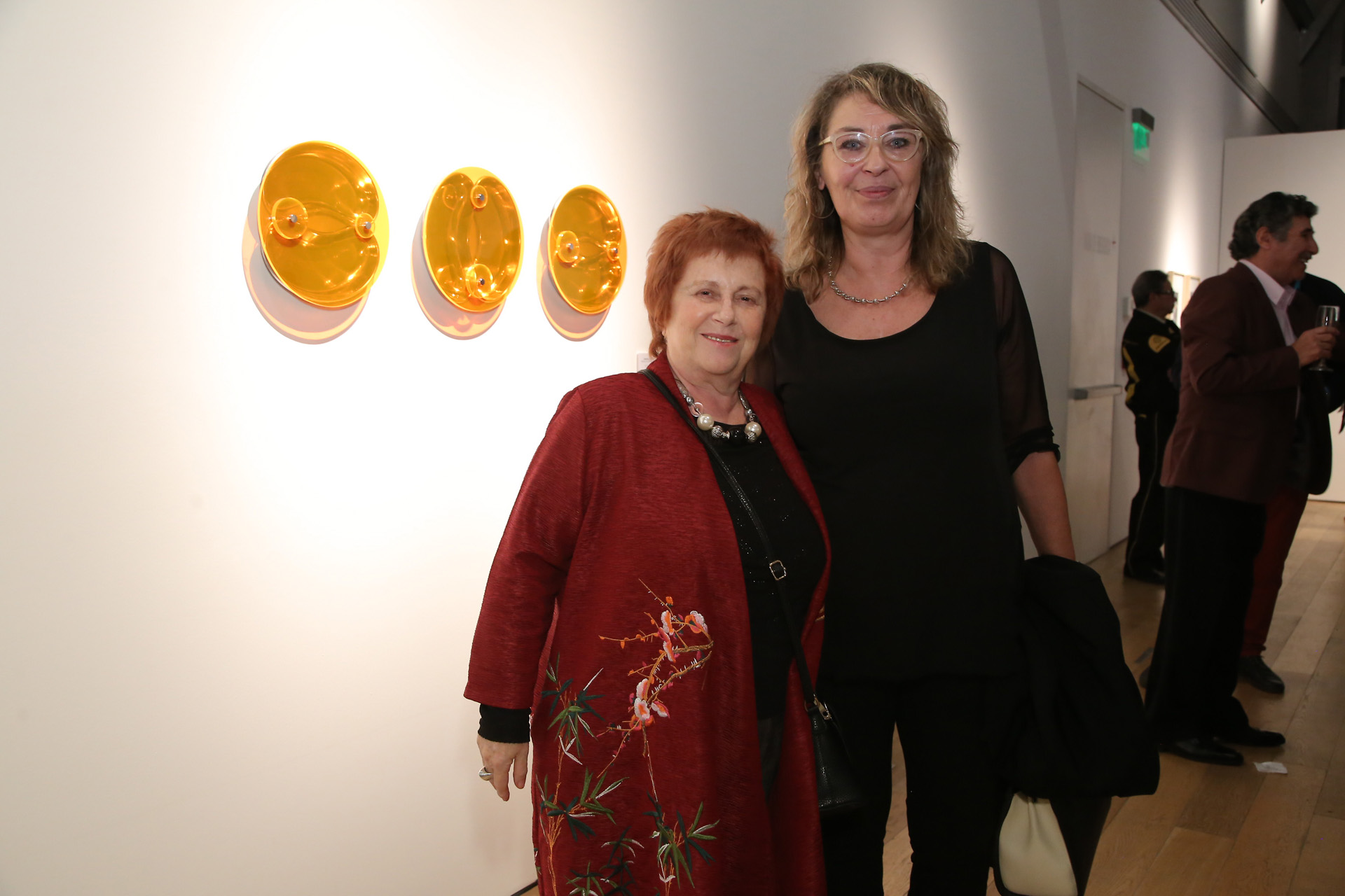 Las artistas plásticas Dora Isdatne y Cristina Tomsig junto a su obra, en la que incorporaron a su lenguaje escultórico las bandejas de acero inoxidable empleadas en el descarte de jeringas