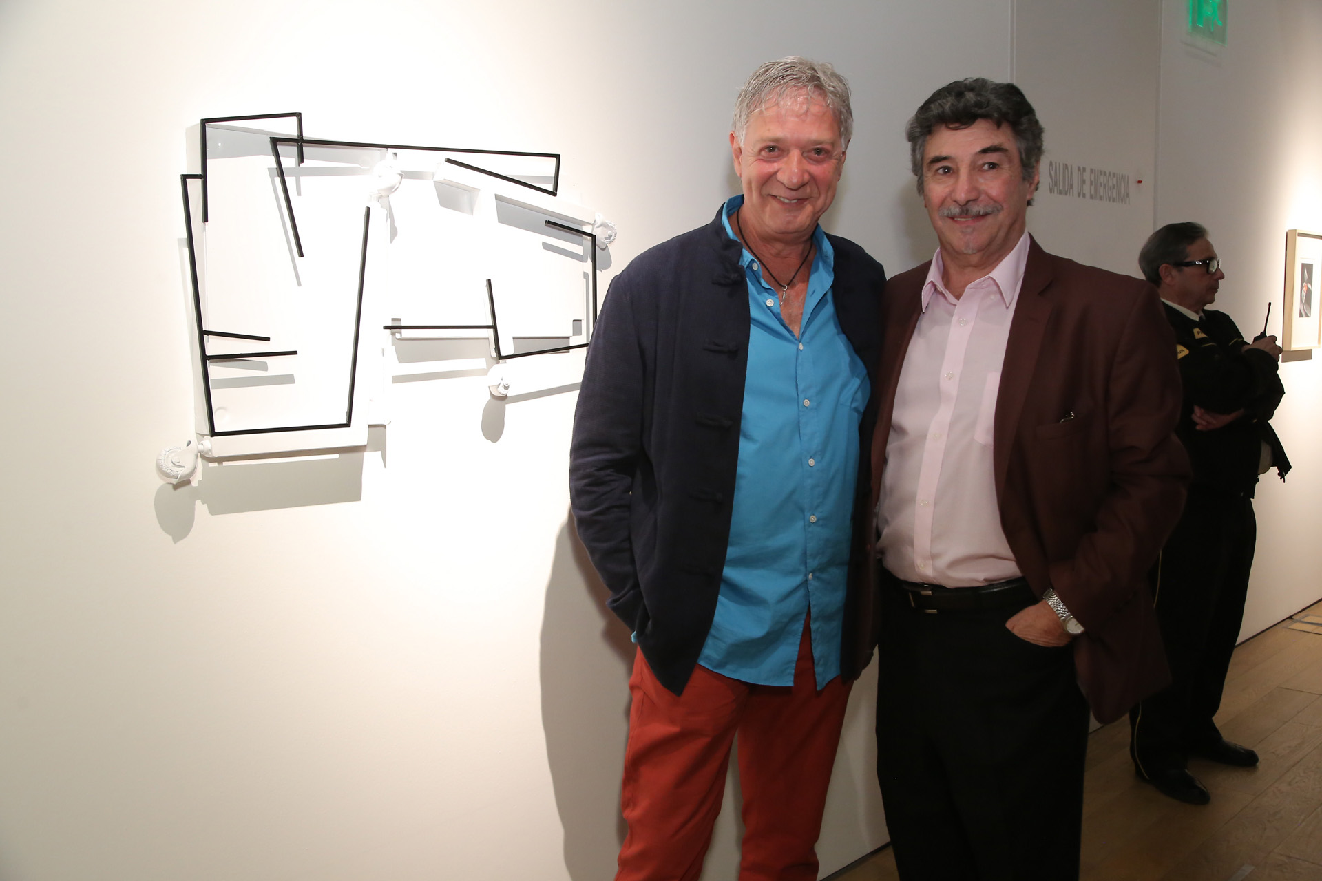 El curador de la muestra, Julio Sapollnik, y el artista Armando Ramaglia con su obra “Deconstrucción”, una mesa de apoyo hospitalario que transformó en un relieve MADI