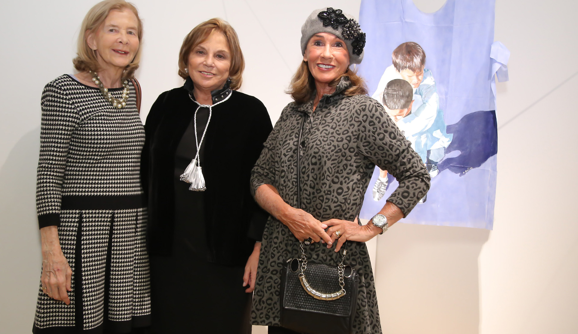 Eugenia Cordero, Eugenia Rossi y Patricia Adot de Lafuente. “Sinergias, el todo y las partes” busca a través del arte, del todo en la naturaleza y lo biológico como potencial de promoción de la salud. Parte de la sinergia es recursividad, la cual ayuda a que los sistemas y subsistemas se complementen entre sí, no pierdan ningún valor y estén en armonía. Para el desarrollo de la sociedad es fundamental la sinergia
