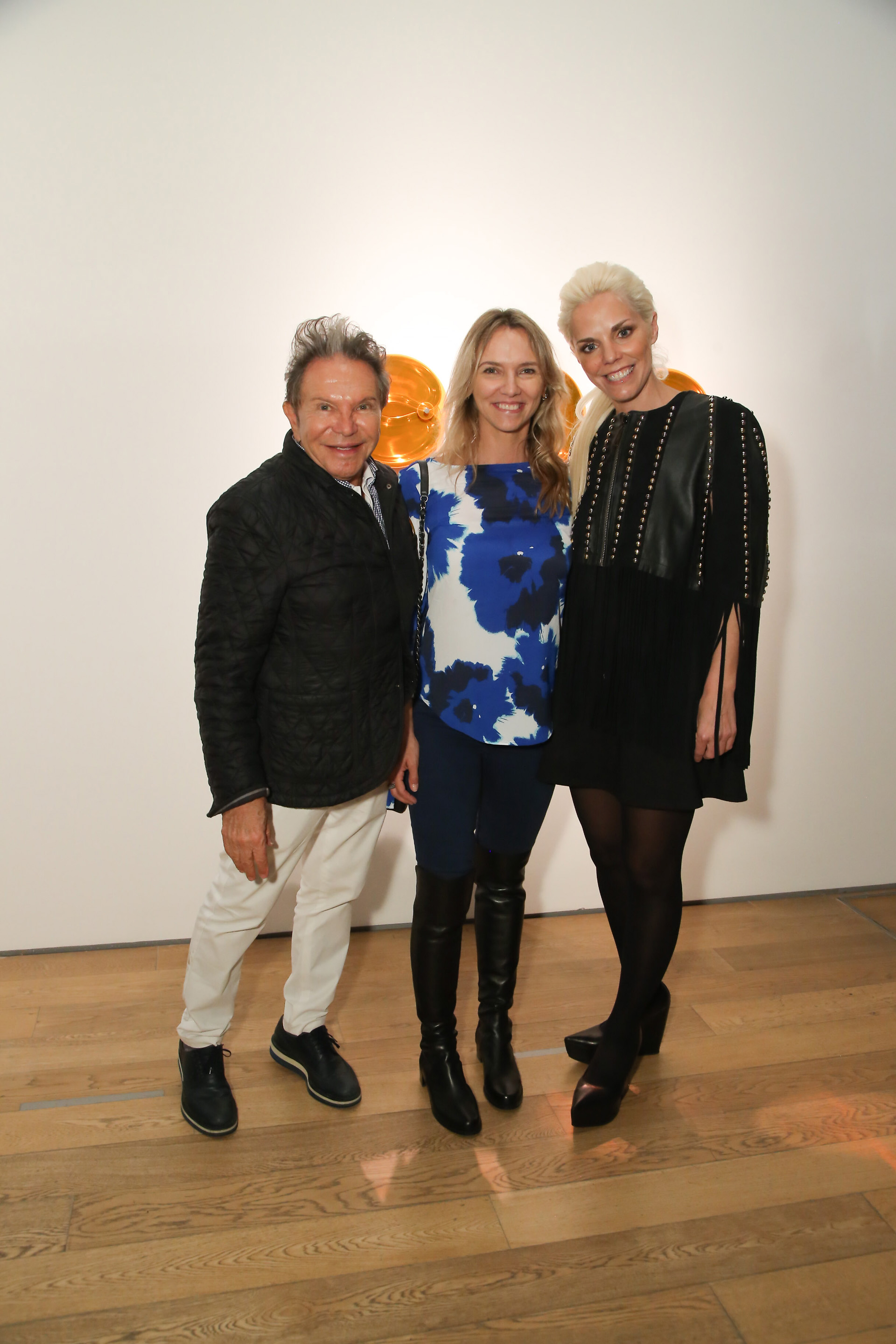 Felipe y Mary Rozenmuter junto a Agustina Rossi. Los artistas convocados este año fueron: Bettina Sor
, Omar Estela
, Jorge Caterbetti, Federico Bacher
, Chiachio – Giannone
, Lili Esses, Susana Beibe
, Cristina Tomsig
, Julie Weisz
, Claudio Gallina
, Raquel Bigio
, Cristina Santander
, Armando Ramaglia
, Uri Negvi
y Carlos Vera