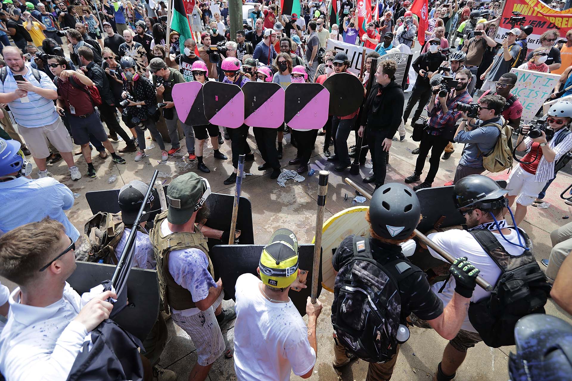Las líneas de batalla de los nacionalistas blancos y los antifascistas en Lee Park