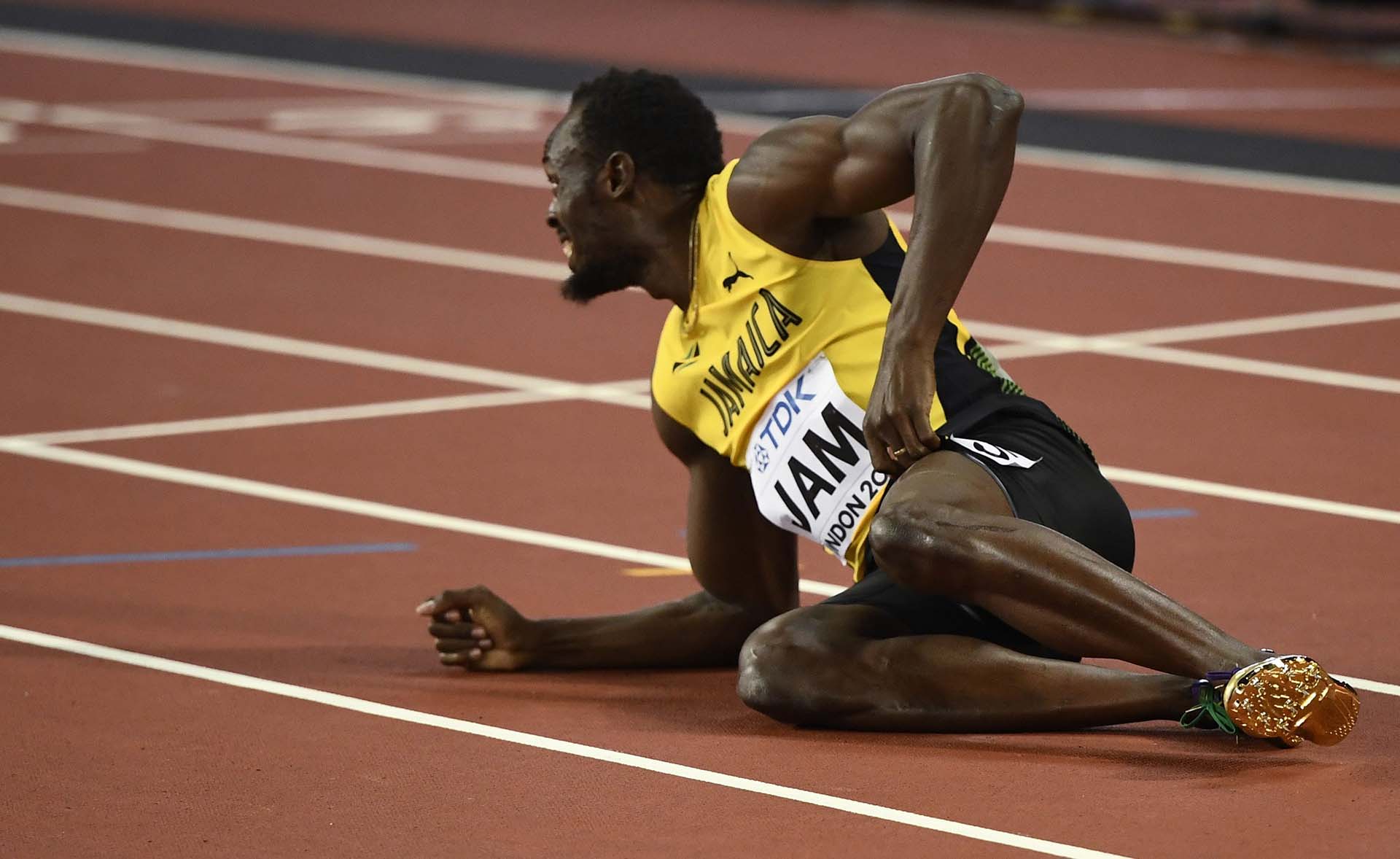 Bolt observa desde el piso cómo termina la carrera de su retiro