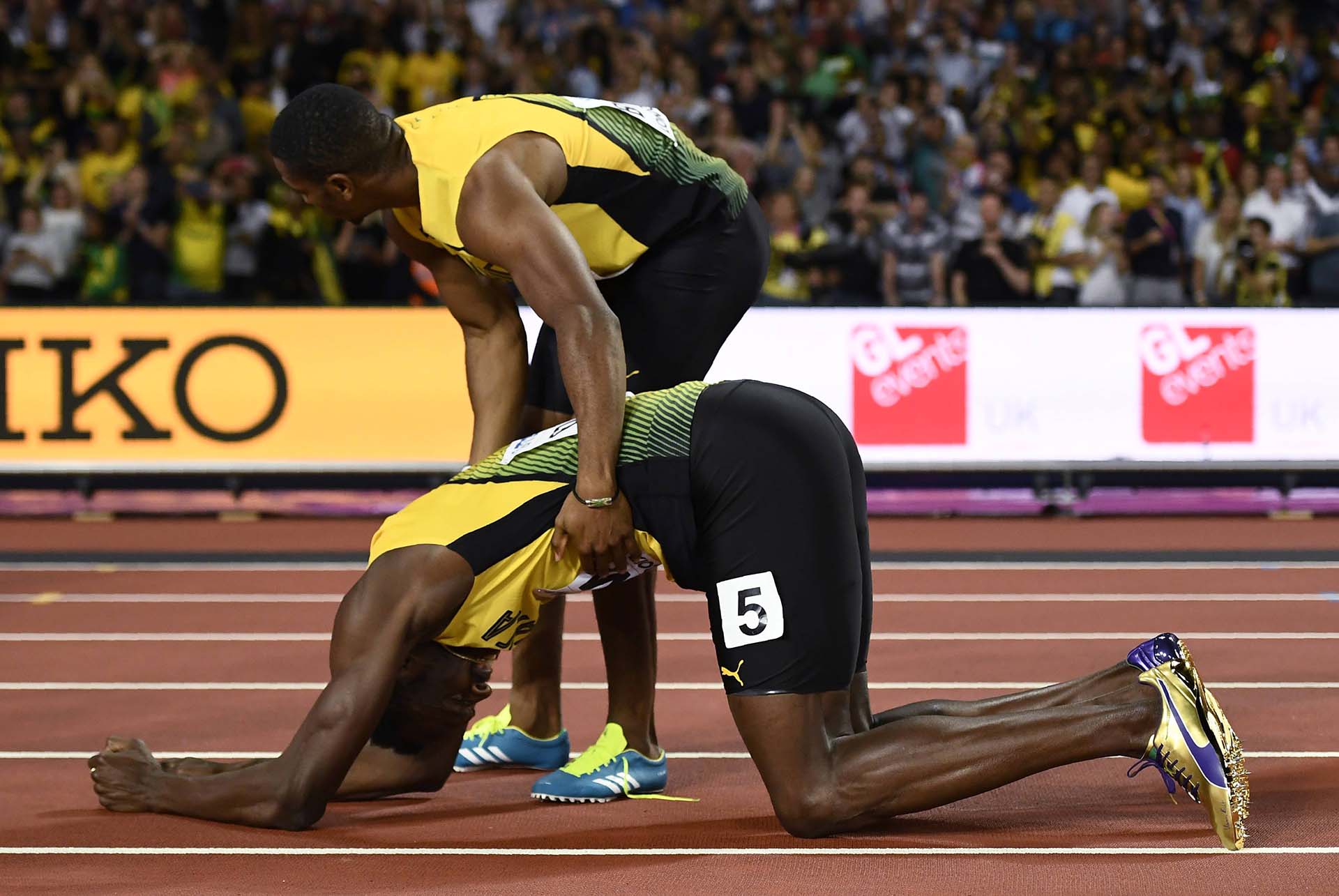 Su compañero Yohan Blake acude a consolarlo