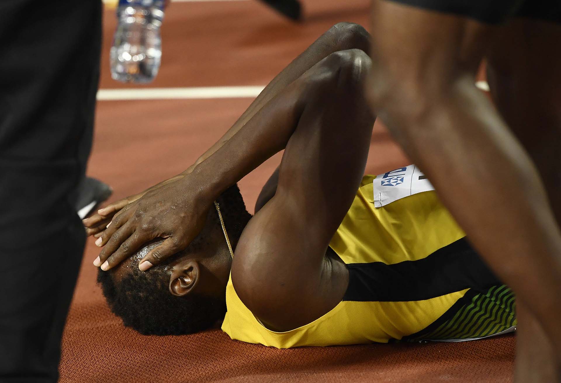 Bolt no puede creer lo sucedido: un calambre lo sacó de la competencia