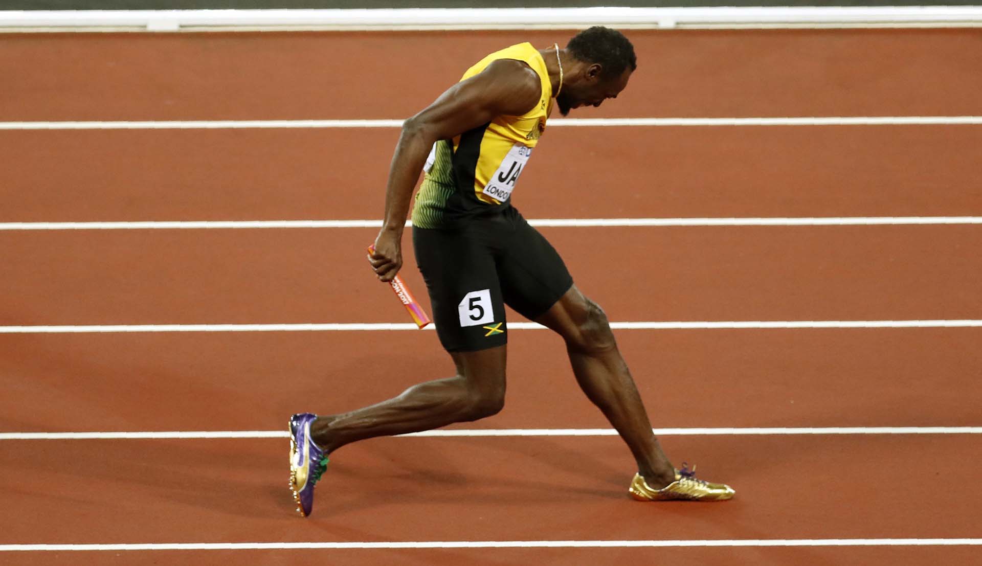 Bolt sintió un pinchazo en su pierna izquierda a los pocos metros de iniciar el trayecto