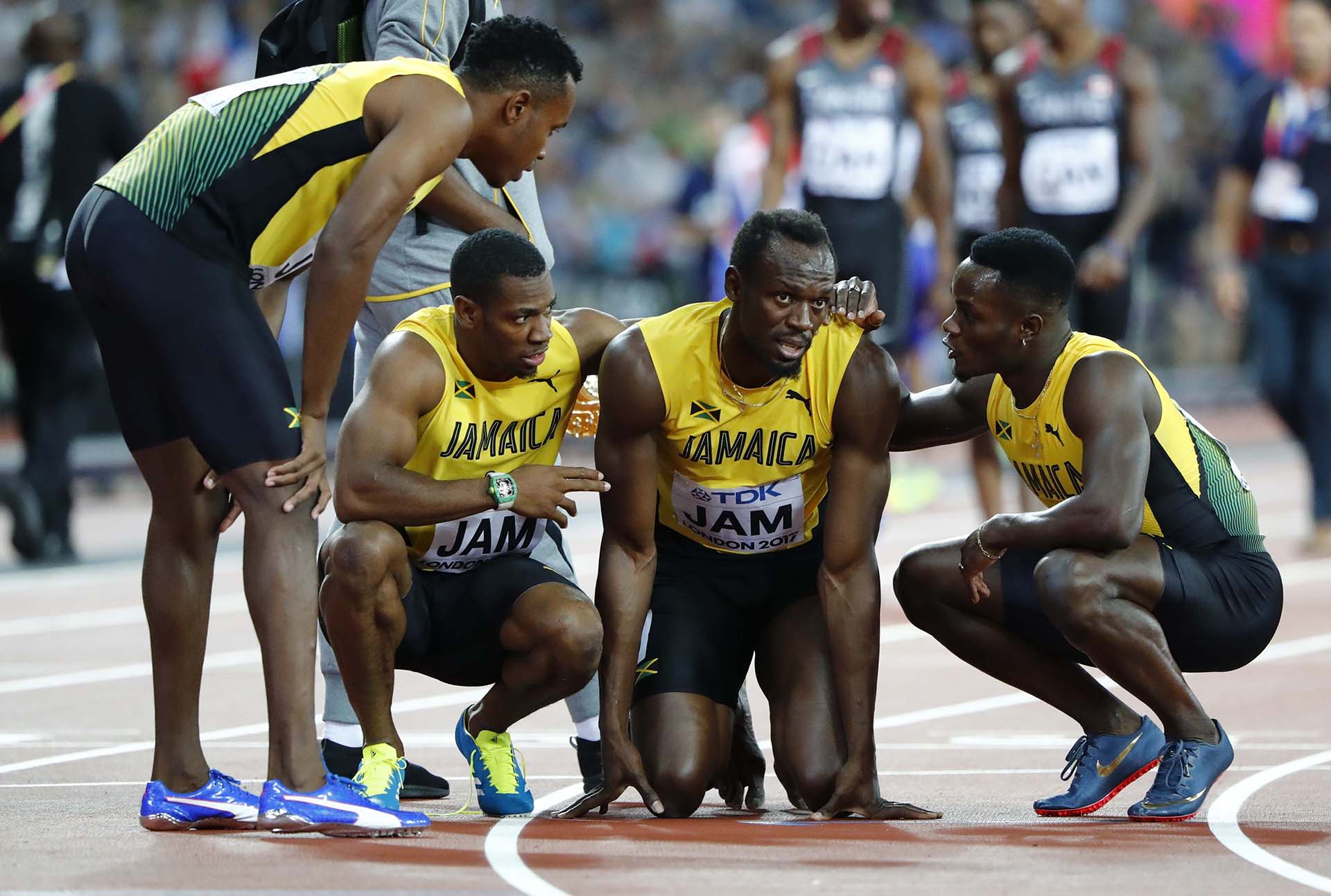 Bolt les explica a sus compañeros de equipo lo sucedido