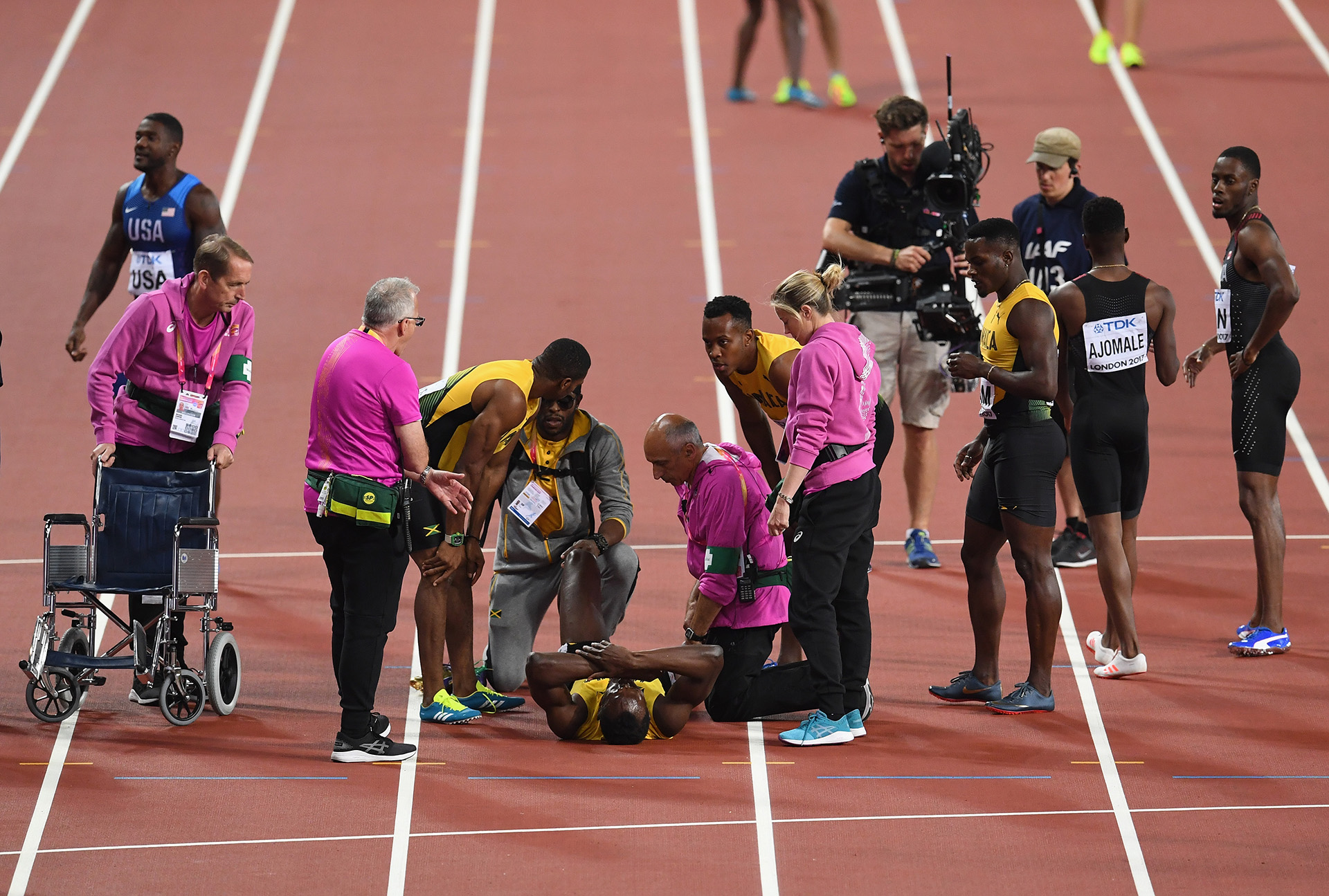 El equipo médico acude rápidamente para ayudar a Bolt
