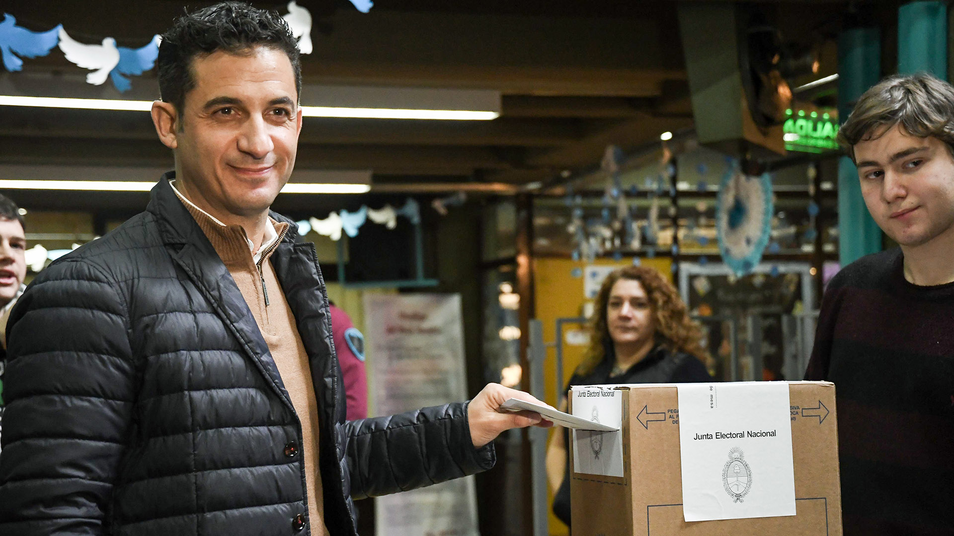 Tombolini votó en una escuela ubicada en el barrio de Almagro y fue otro de los candidatos que optó por la fusión informal (Analia Garelli. / LAP)