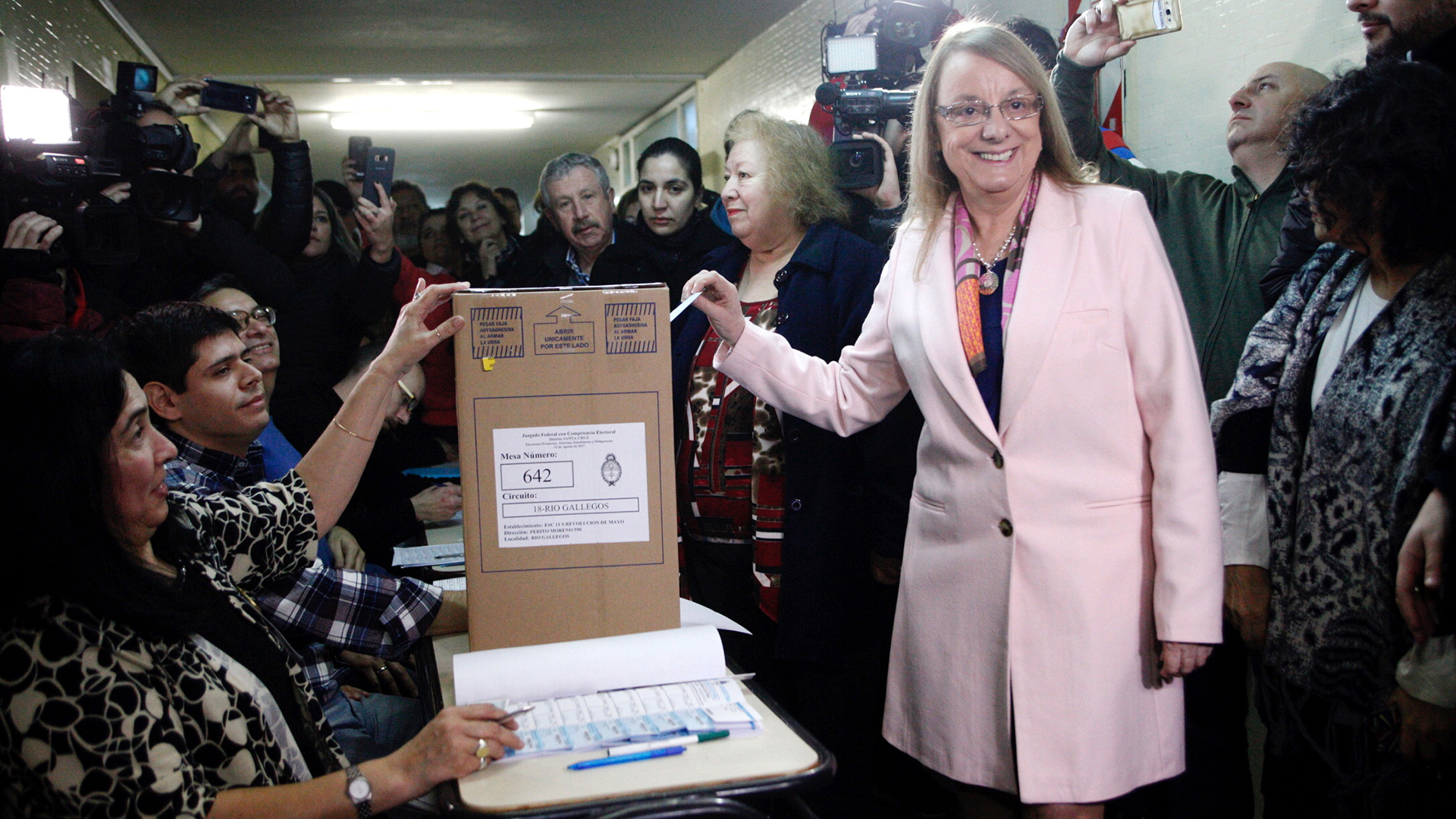 La gobernadora de Santa Cruz, Alicia Kirchner, emitió su voto en la Escuela N° 11 ”Revolución de Mayo” de Río Gallegos con un propuesta elegante en tono rosa empolvado y un pañuelo de colores (Télam)