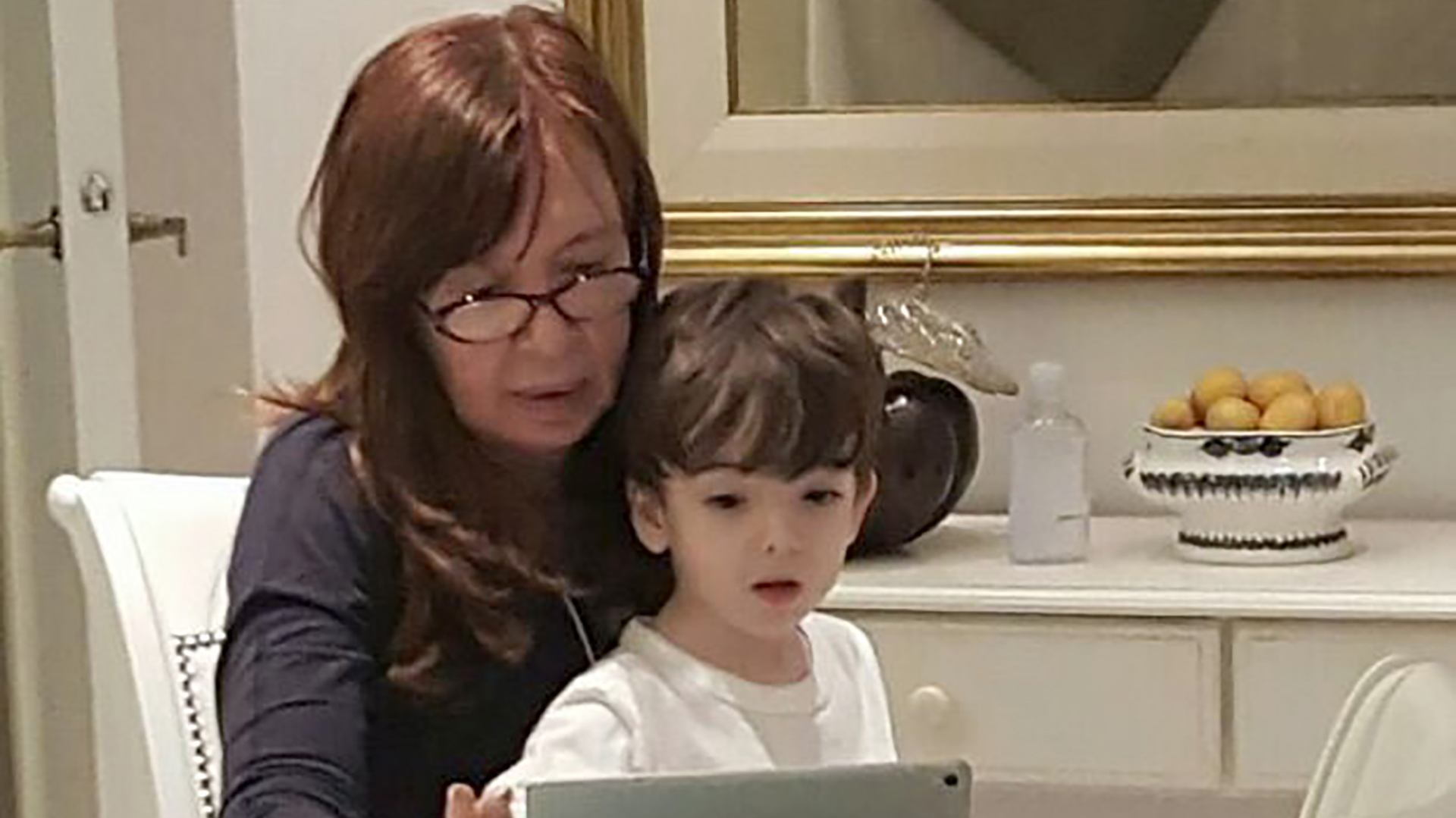 Cristina Elisabet Kirchner y su nieto Néstor Iván