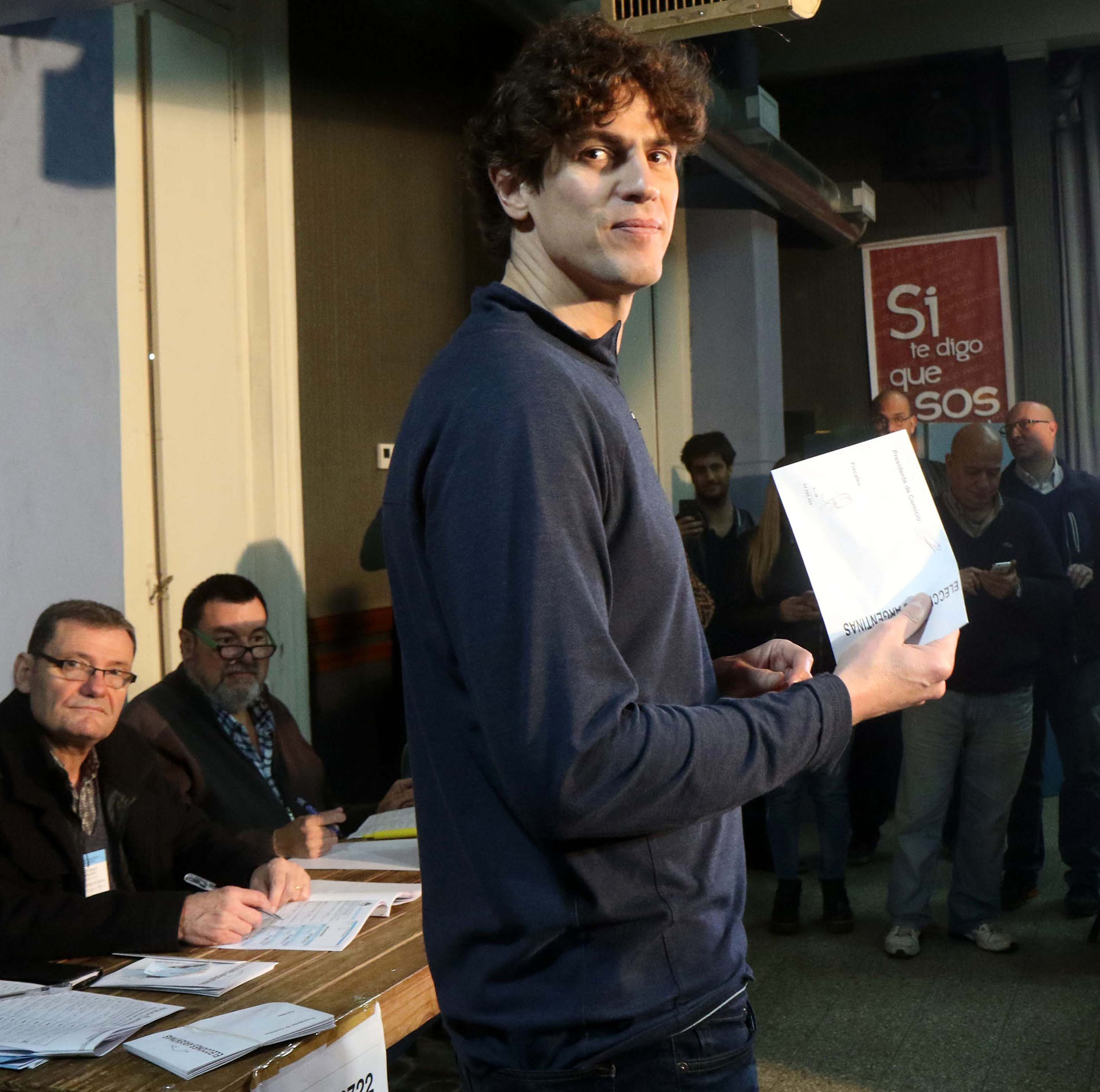 Con aires modernos, Martín Lousteau, combinó jeans oscuros y abrigo de algodón DyN