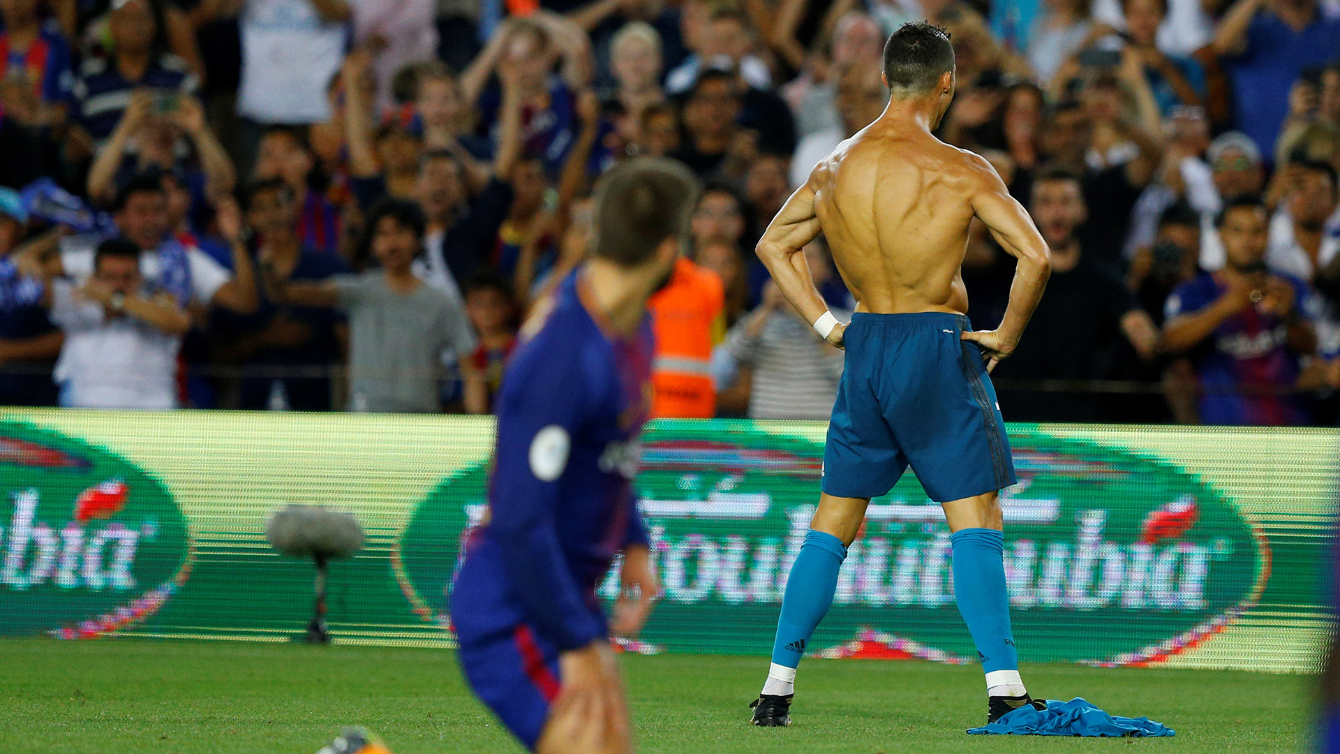 Piqué, fuera de foco, observa a quien debía marcar en esa jugada