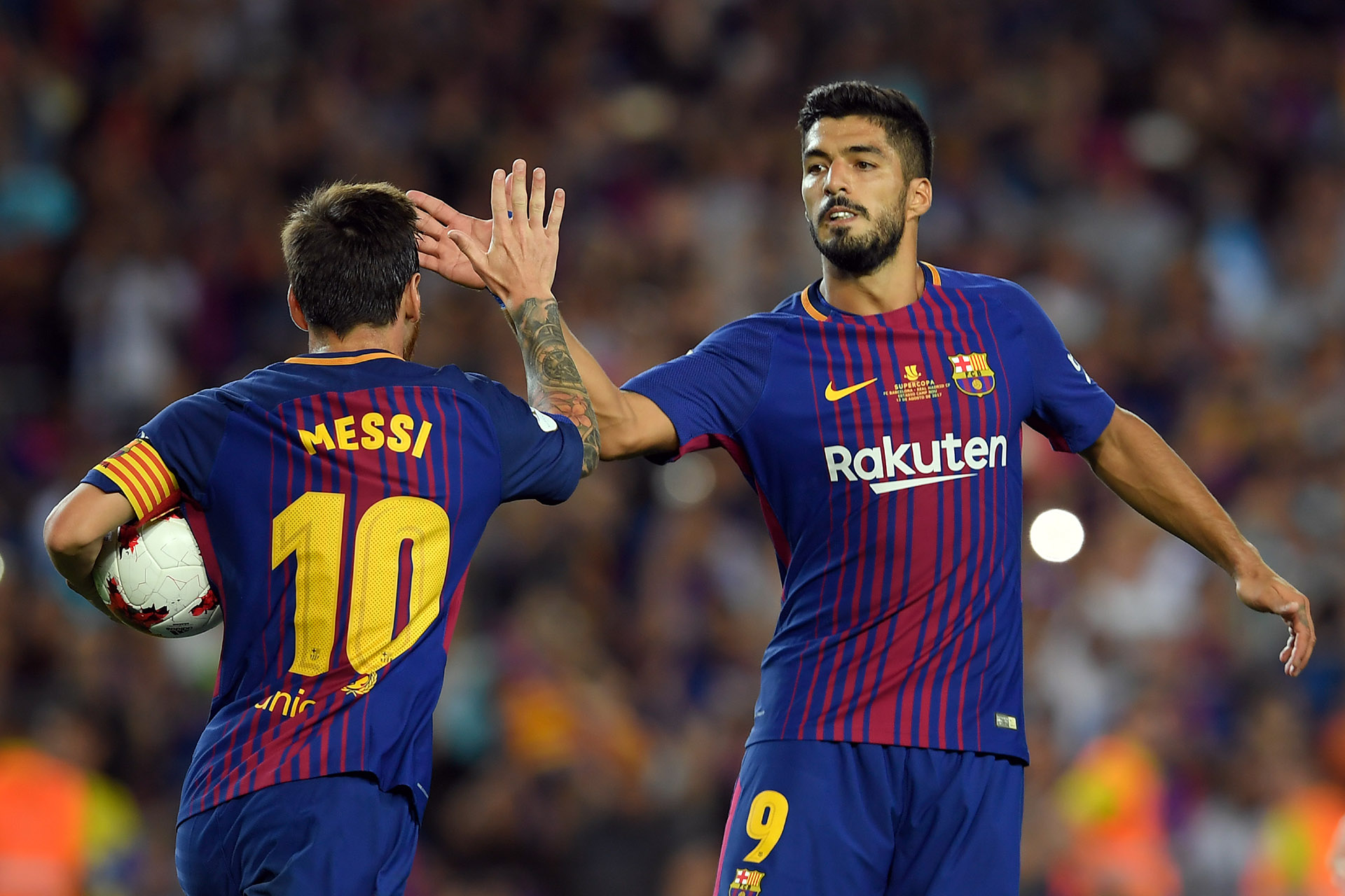 Lionel Messi empató el partido de penal, tras una falta sobre Luis Suárez