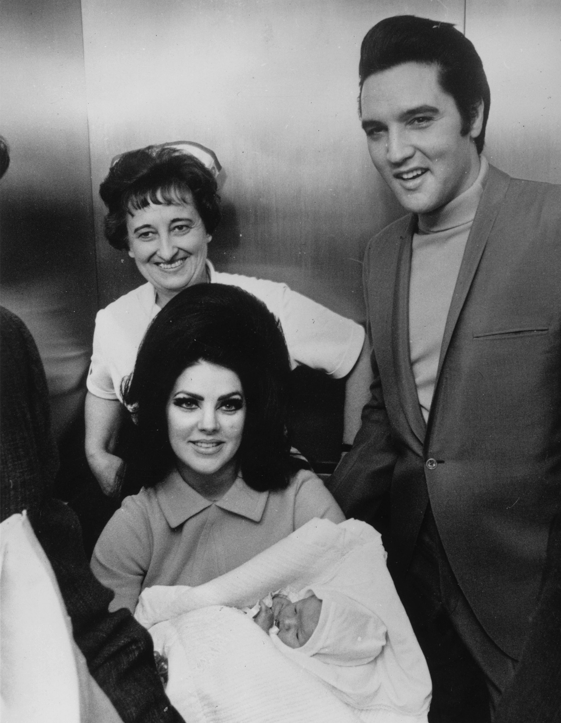 Sua esposa Priscilla e a enfermeira que esteve com ela o tempo todo no Hospital Batista em Memphis, Tennessee (Photo by Keystone / Getty Images)