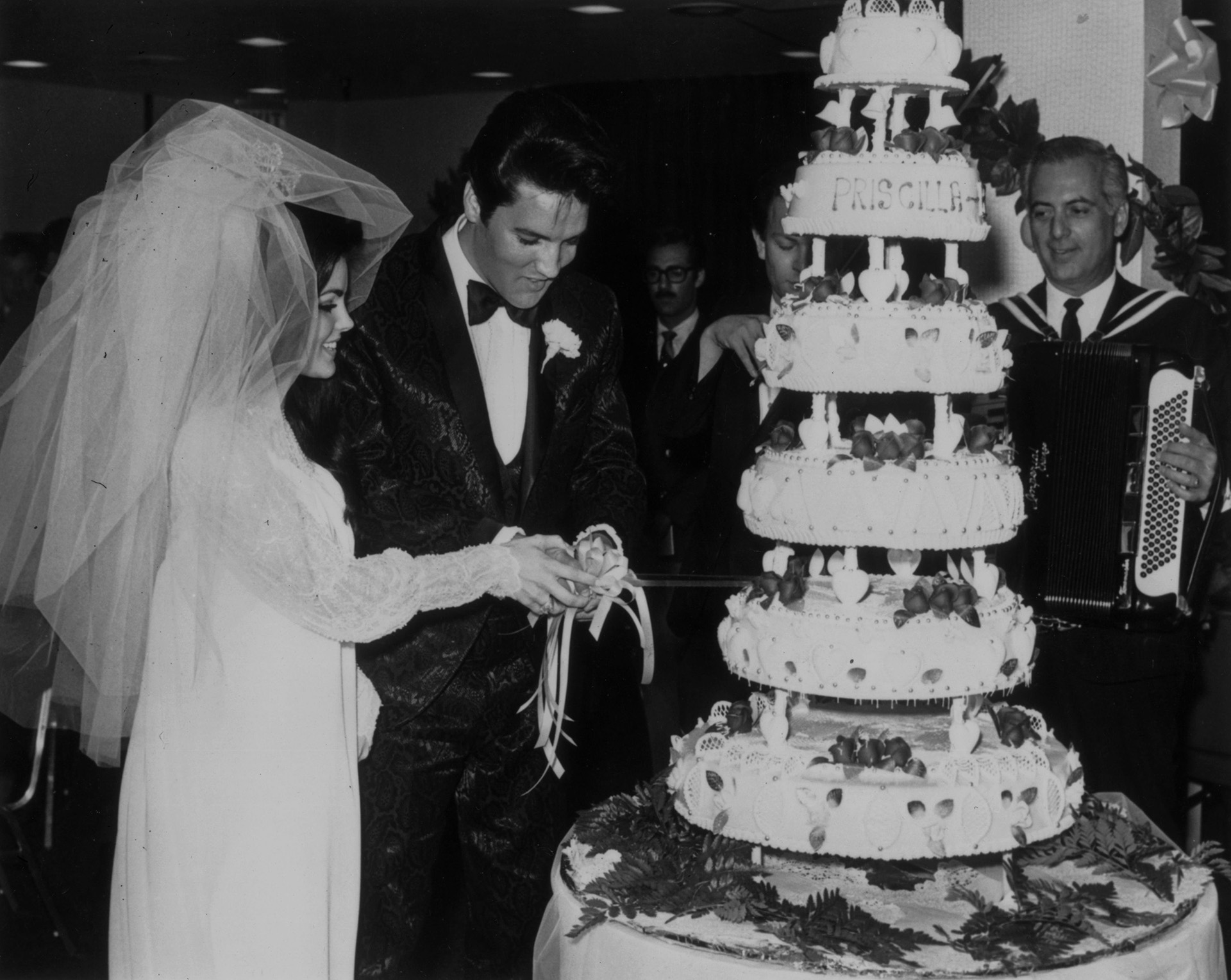 Os recém-casados fizeram sua celebração no Aladdin Hotel em Las Vegas. Na Cermonia do corte clássico do bolo de casamento que contava 6 andares (Photo by Keystone / Getty Images)