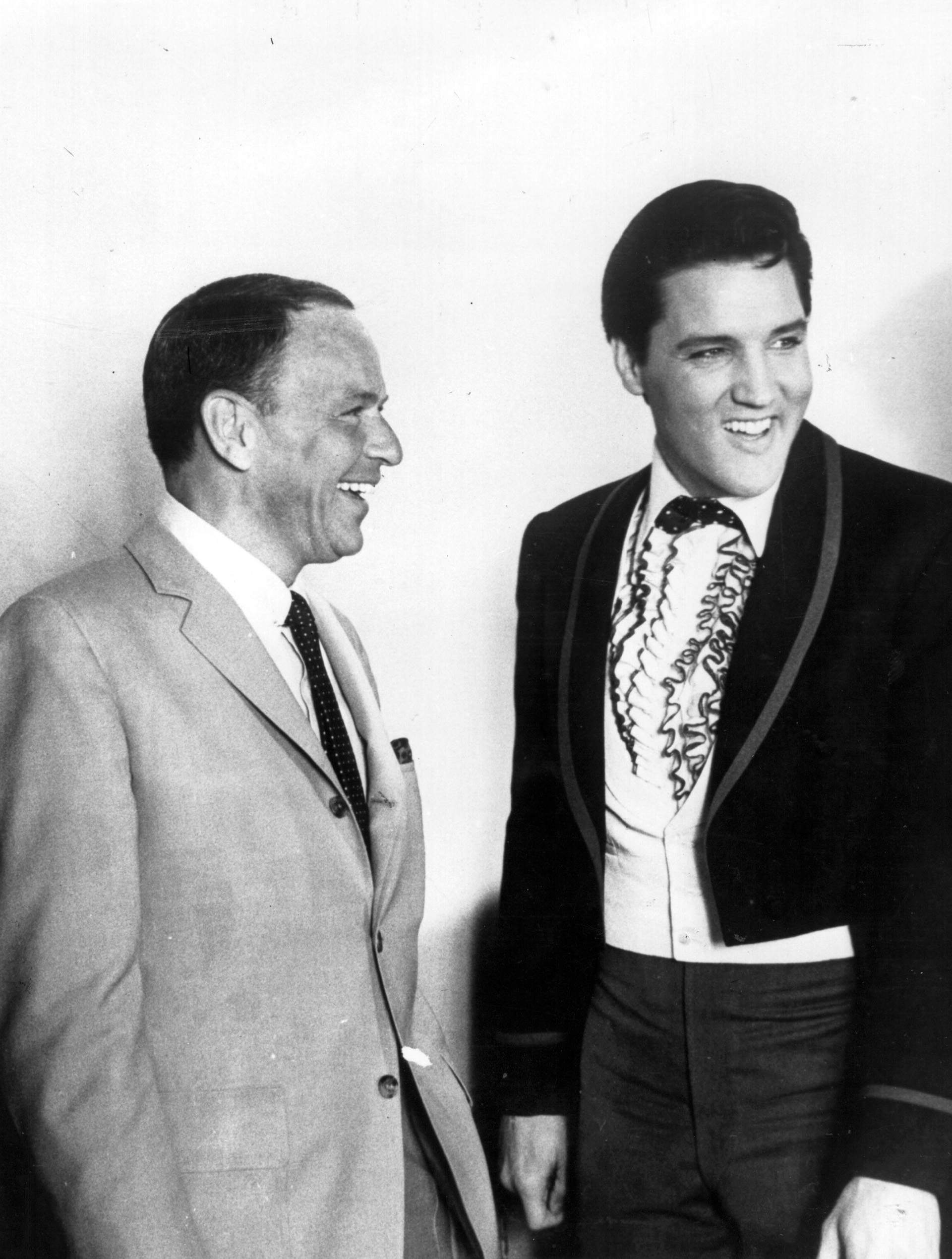 Em 18 de junho de 1965, as vozes masculinas mais populares nos Estados Unidos se reuniram pela primeira vez. Frank Sinatra e Elvis Presley posam para a imprensa. Sinatra estava no set do filme 'Frankie And Johnny' e Presley tinha acabado de doar $ 50.000 para o 'Motion Picture Relief Fund' para ajudar atores e atrizes em necessidade (Photo by Keystone / Getty Images)