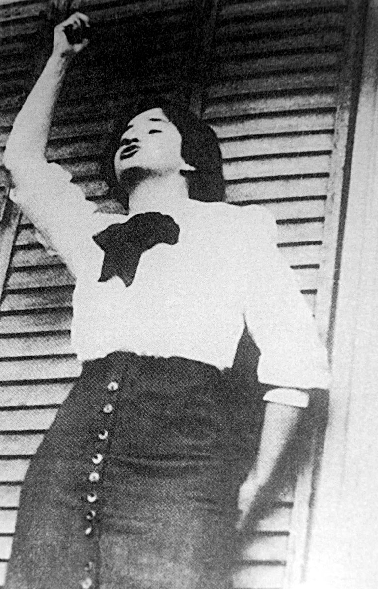 Salvadora Medina Onrubia hablando en un acto anarquista, a principio de siglo XX