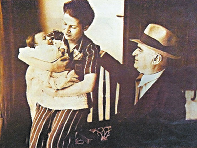 Salvadora Medina Onrubia junto a Natalio Botana y uno de sus hijos