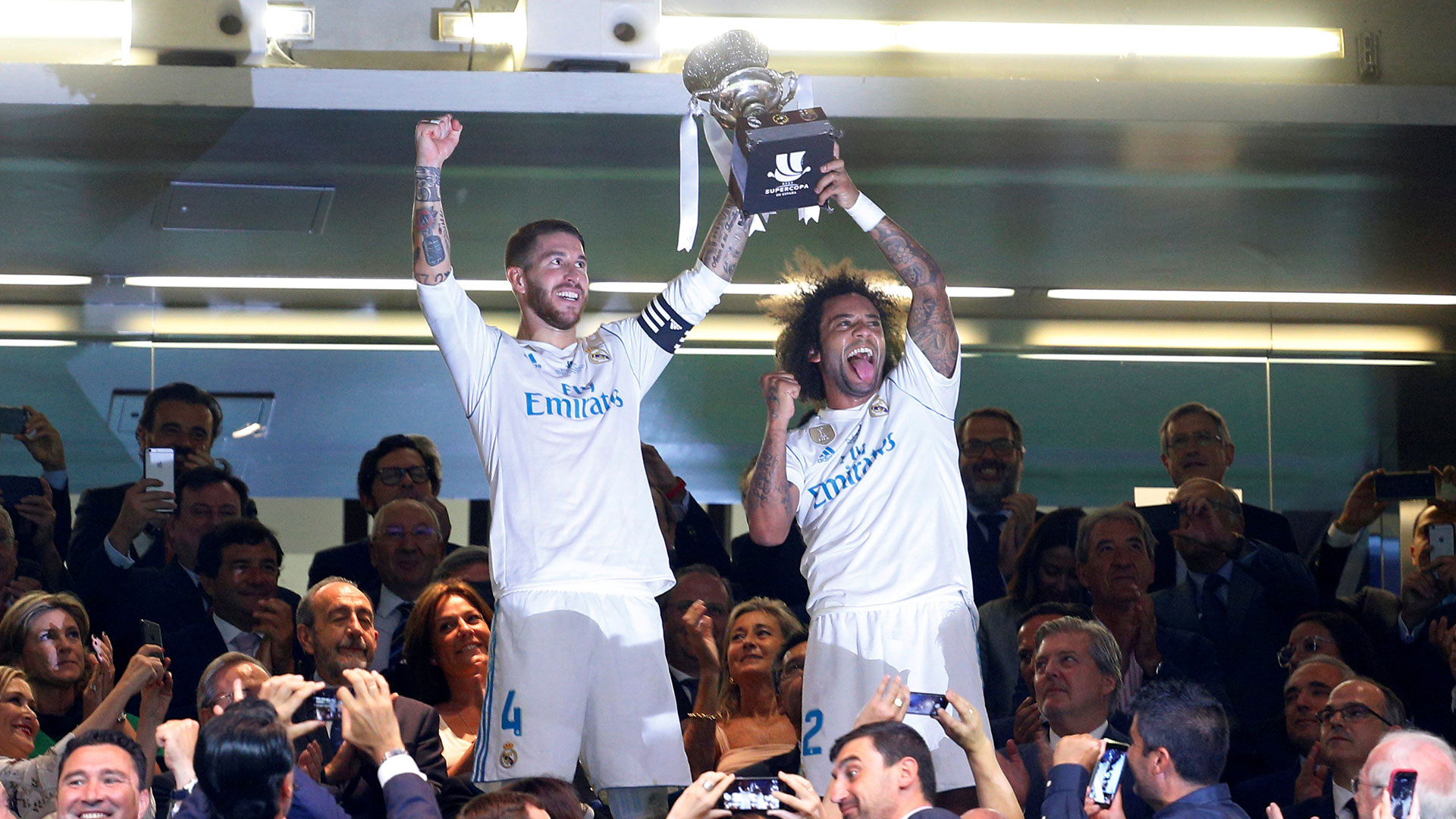 Sergio Ramos y Marcelo levantan la Supercopa de España