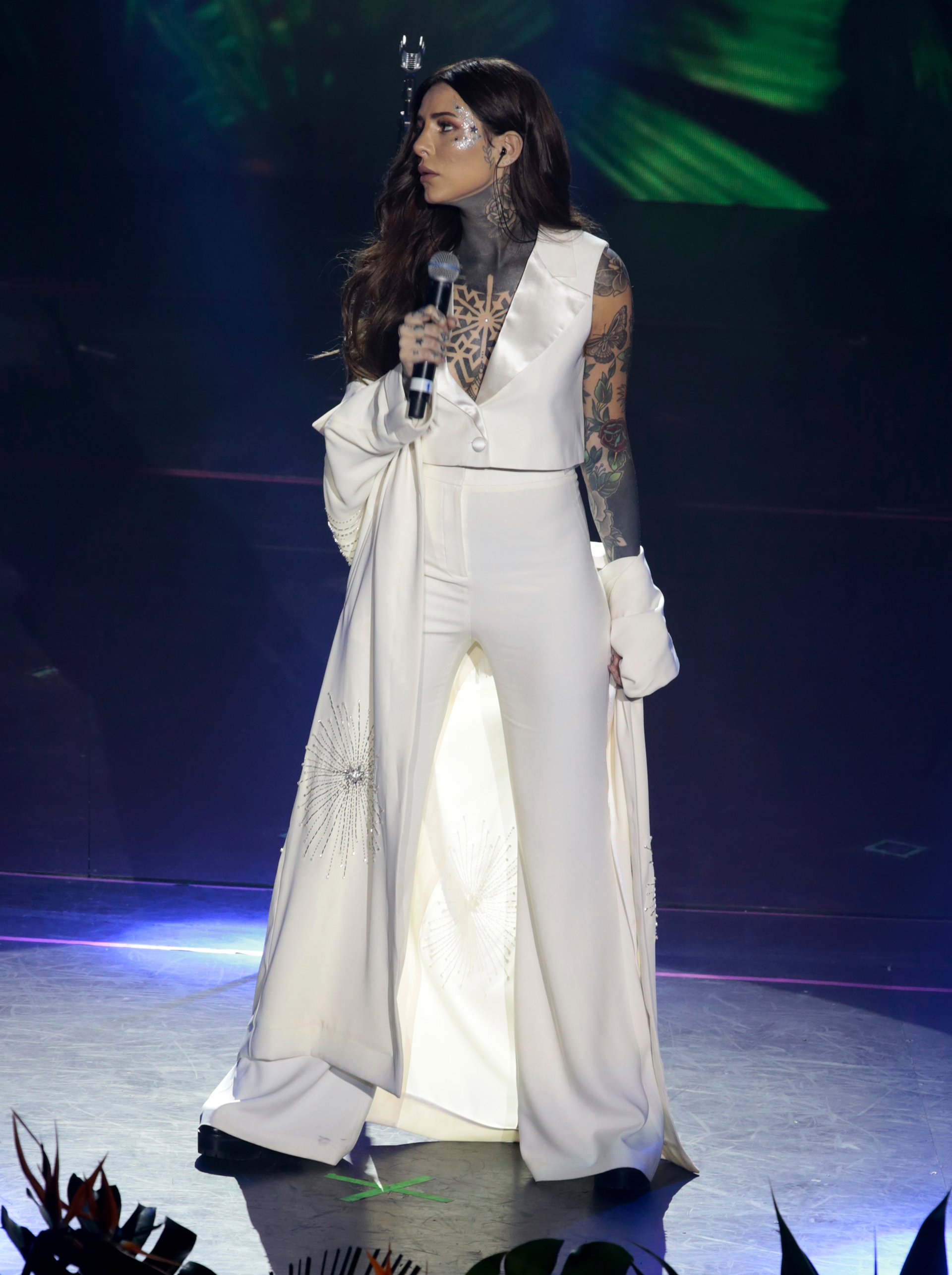 Cande Tinelli abrió el desfile de Ginebra y brilló cantando sobre el escenario (Christian Bochichio)