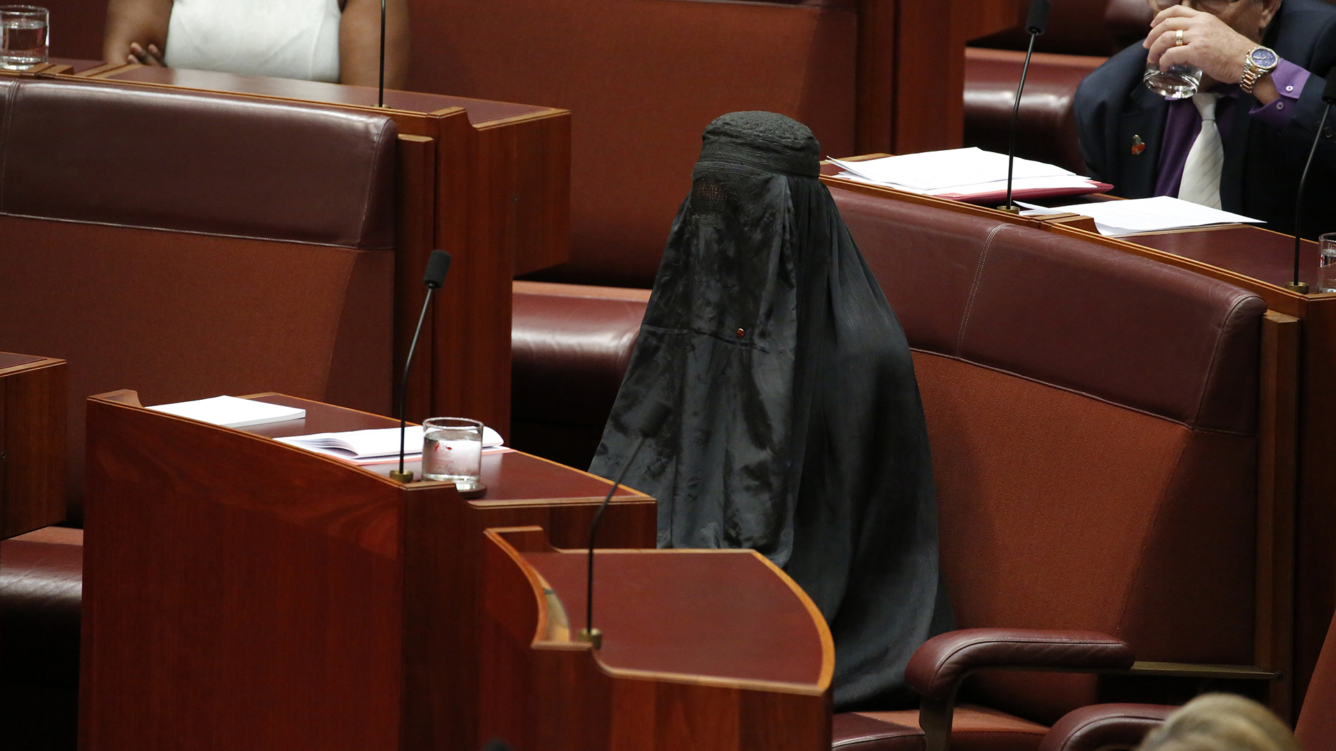 La senadora Pauline Hanson sorprendió a sus pares cuando ingresó al recinto parlamentario vistiendo una burka (AP)