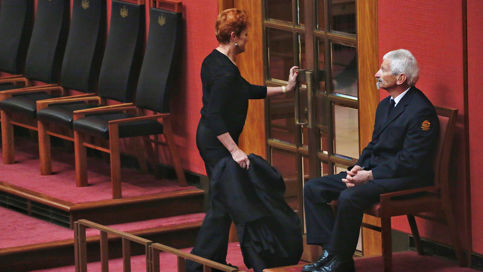 Hanson abandona el recinto. Su mensaje y su puesta en escena ya habían captado la atención de la Cámara y de todo el país (AP)