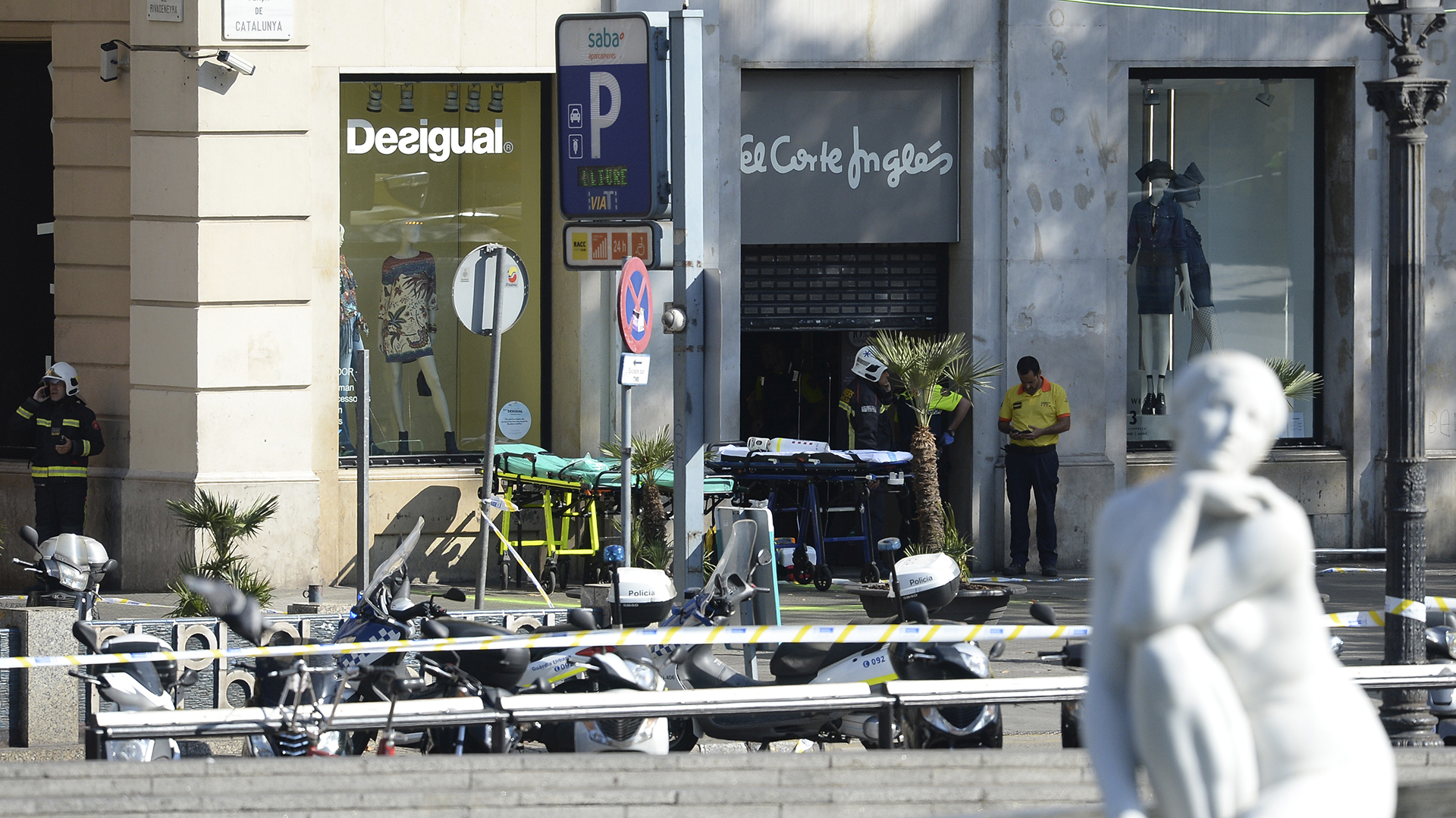 Un conductor subió por la vía y arrolló a varios ciudadanos (AFP)