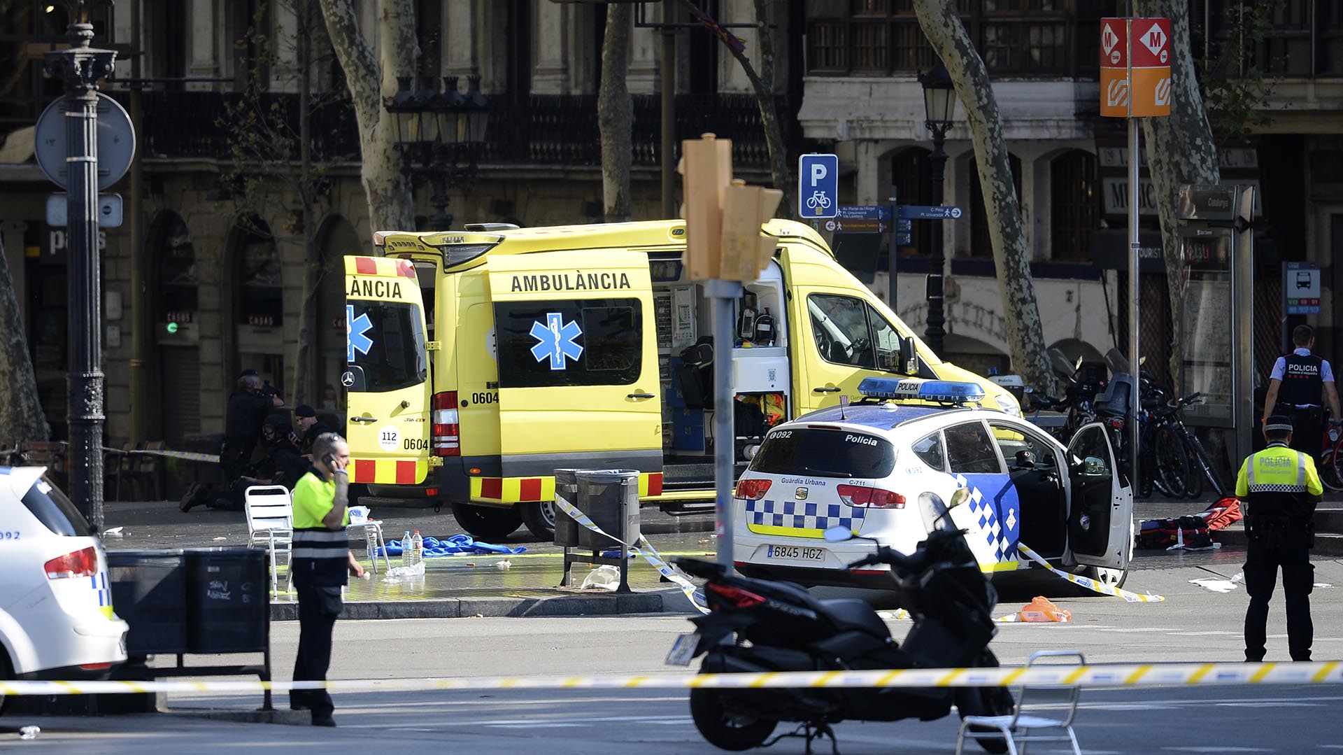 Al menos 13 personas murieron este jueves y más de 100 resultaron heridas en el atropello masivo en el centro de la ciudad española de Barcelona. El consul argentino en Barcelona, Alejandro Alonso Sainz, confirmó que hay dos argentinos heridos