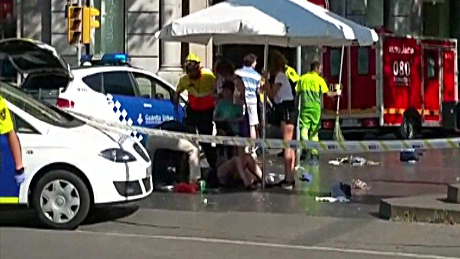 Imagen de televisión del lugar donde una furgoneta ha atropellado a varias personas que paseaban por las Ramblas de Barcelona (EFE)