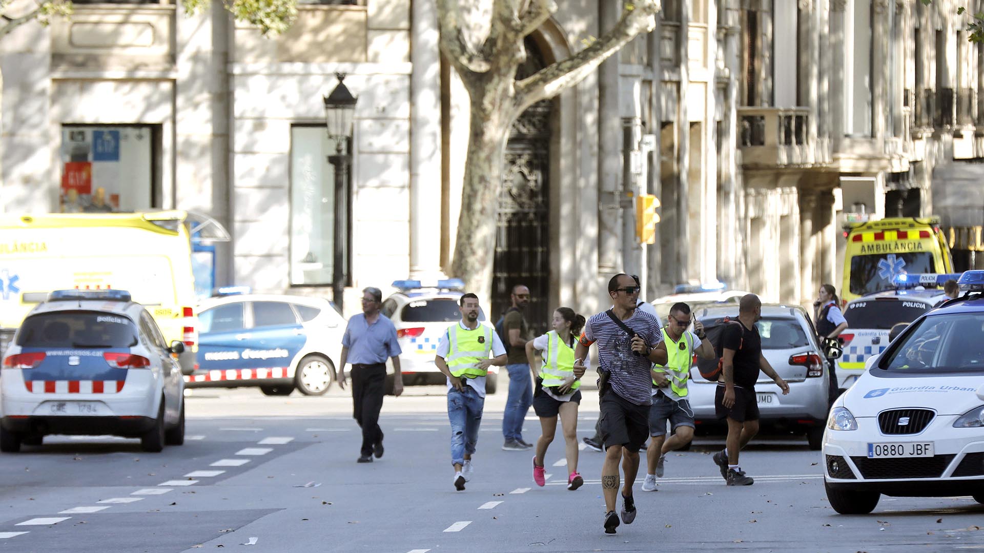 La gente sale corriendo del lugar en el que una furgoneta ha atropellado a varias personas (EFE)