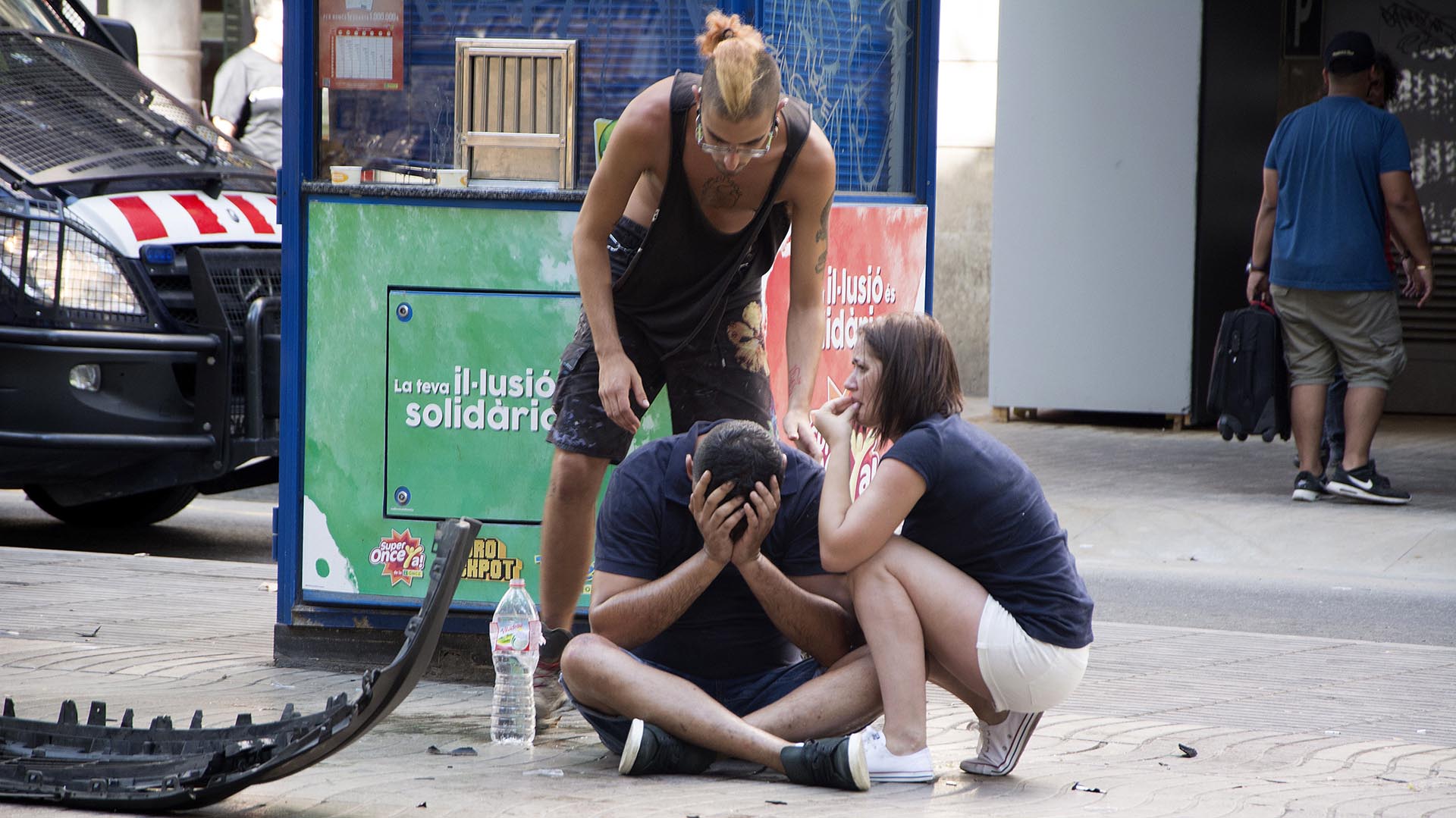 Varios jóvenes permanecen junto a los restos de un vehículo, en el lugar del atropello (EFE)