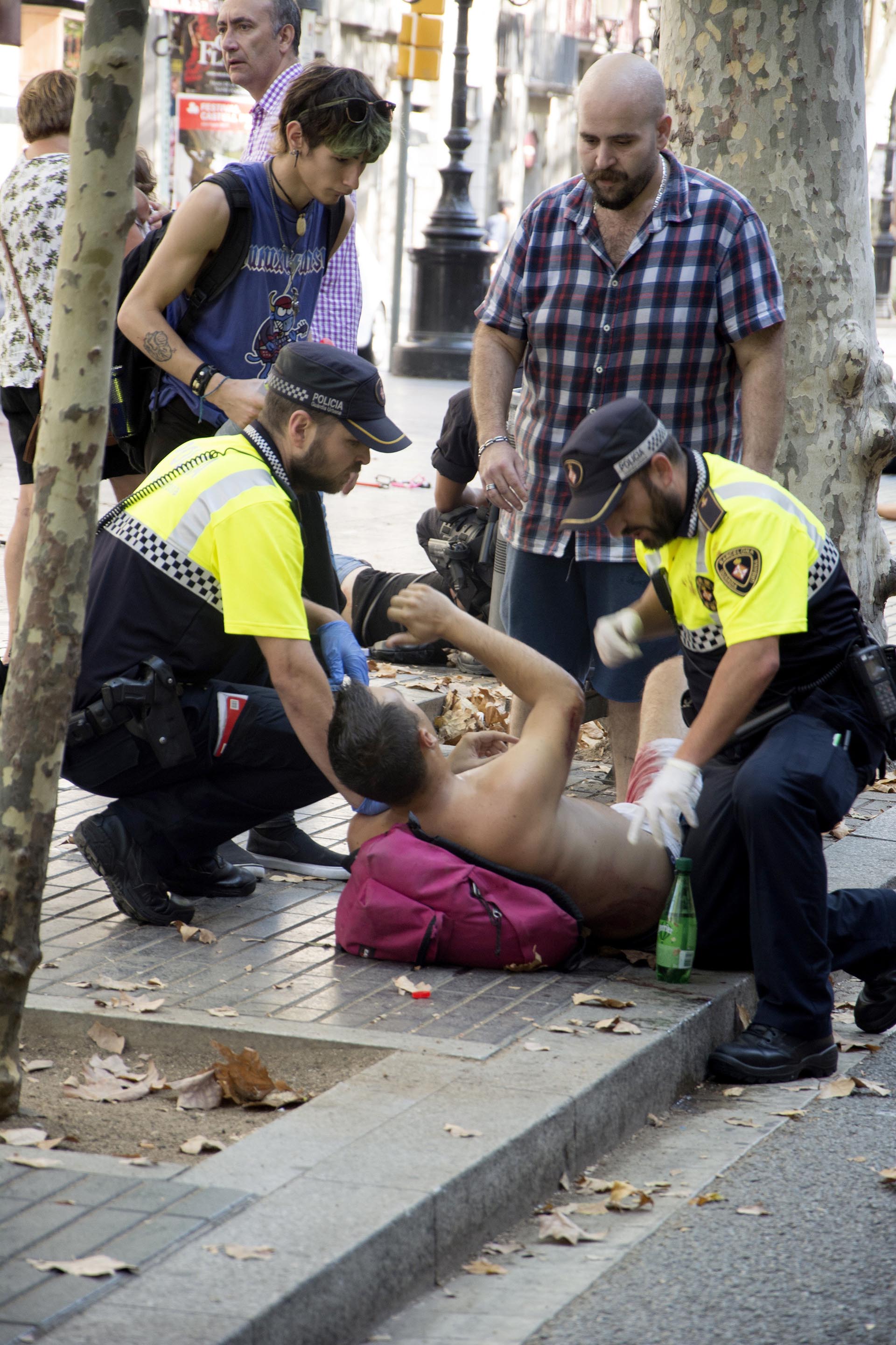 Efectivos policiales atienden a una de las víctimas (EFE)