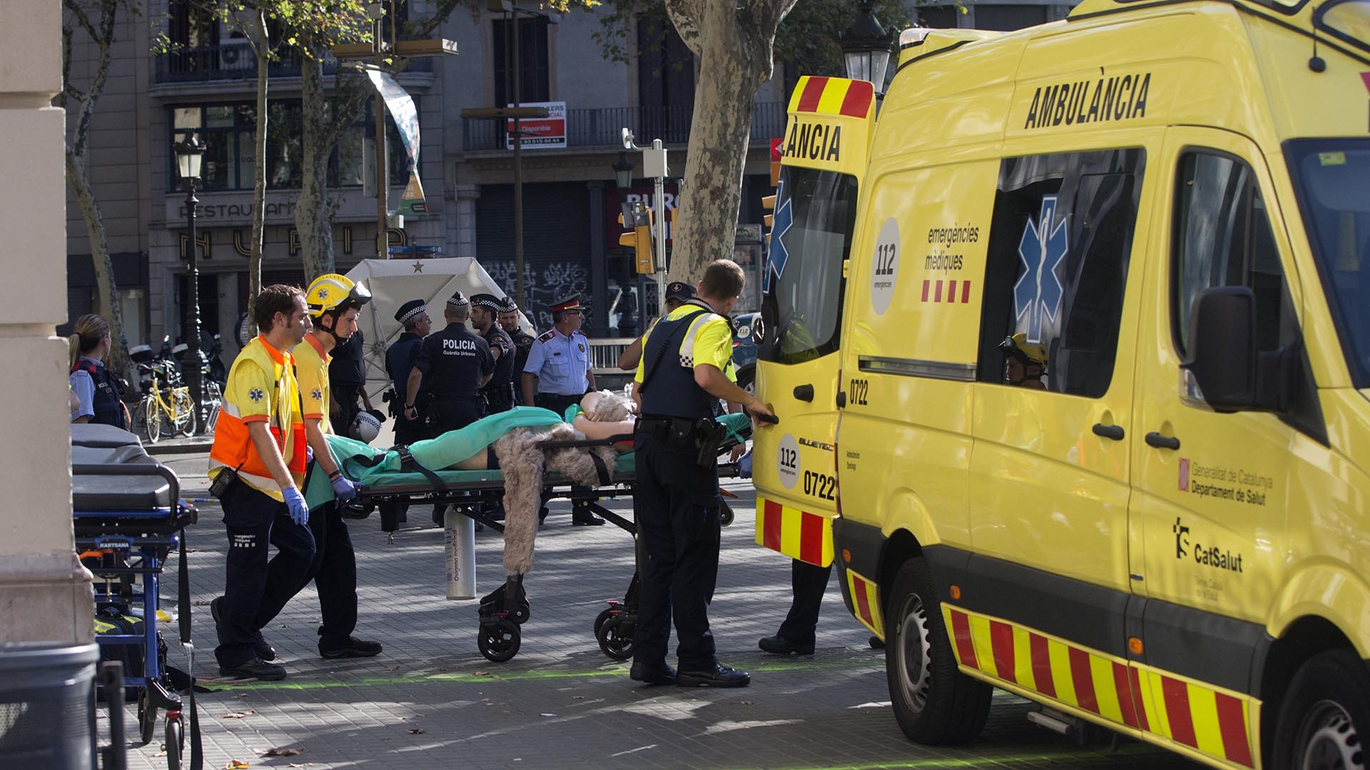 Los servicios de emergencia trasladan a una de las personas afectadas (EFE)
