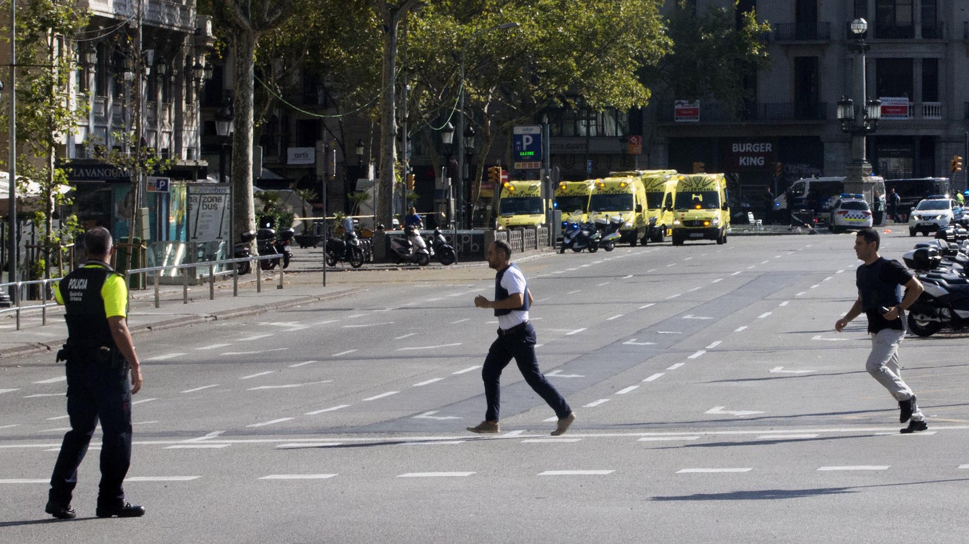 Efectivos policiales y de emergencia en el lugar en el que se ha producido un atropello masivo (EFE)