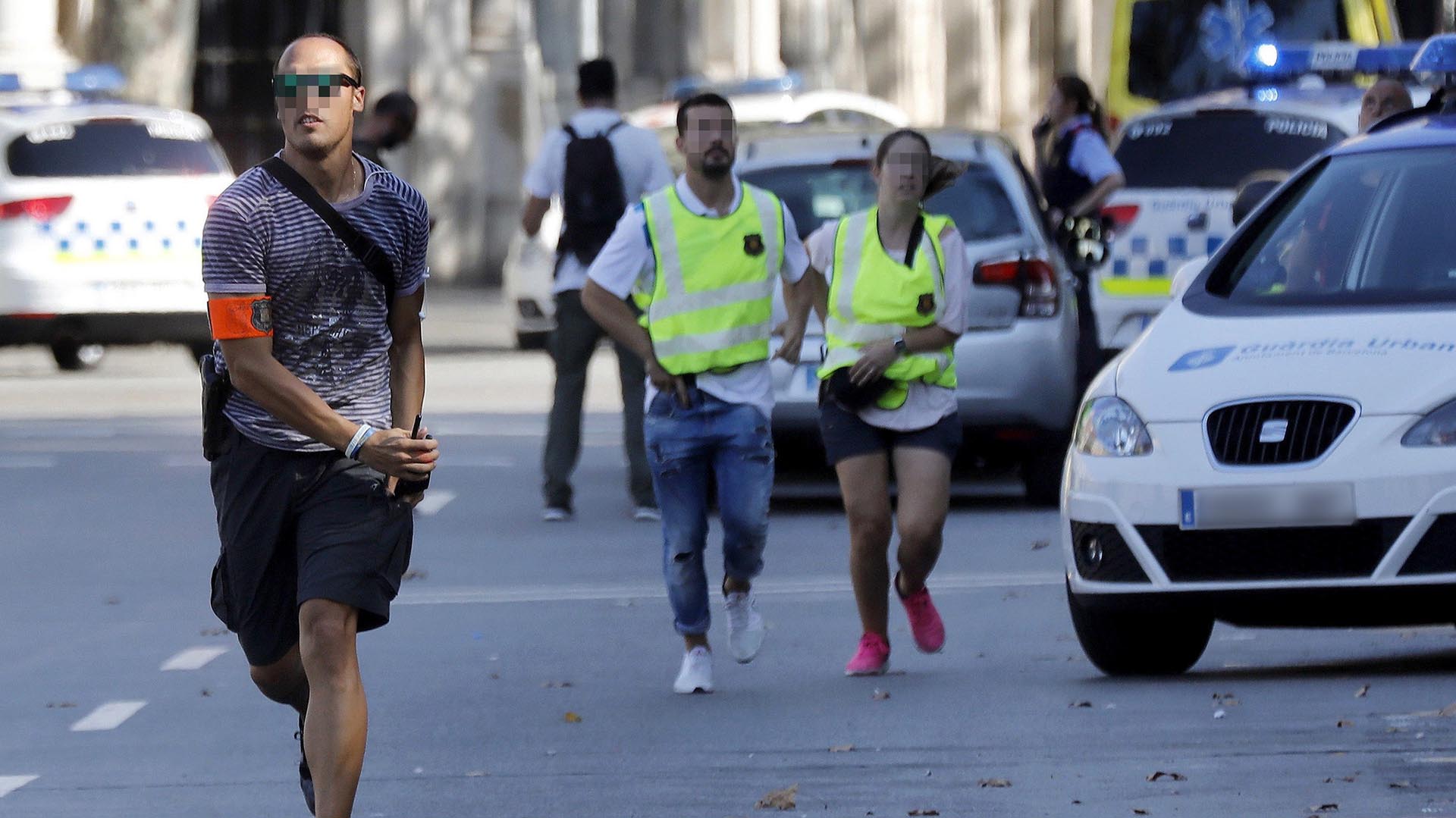 Efectivos policiales corren hacia el lugar del atentado (EFE)