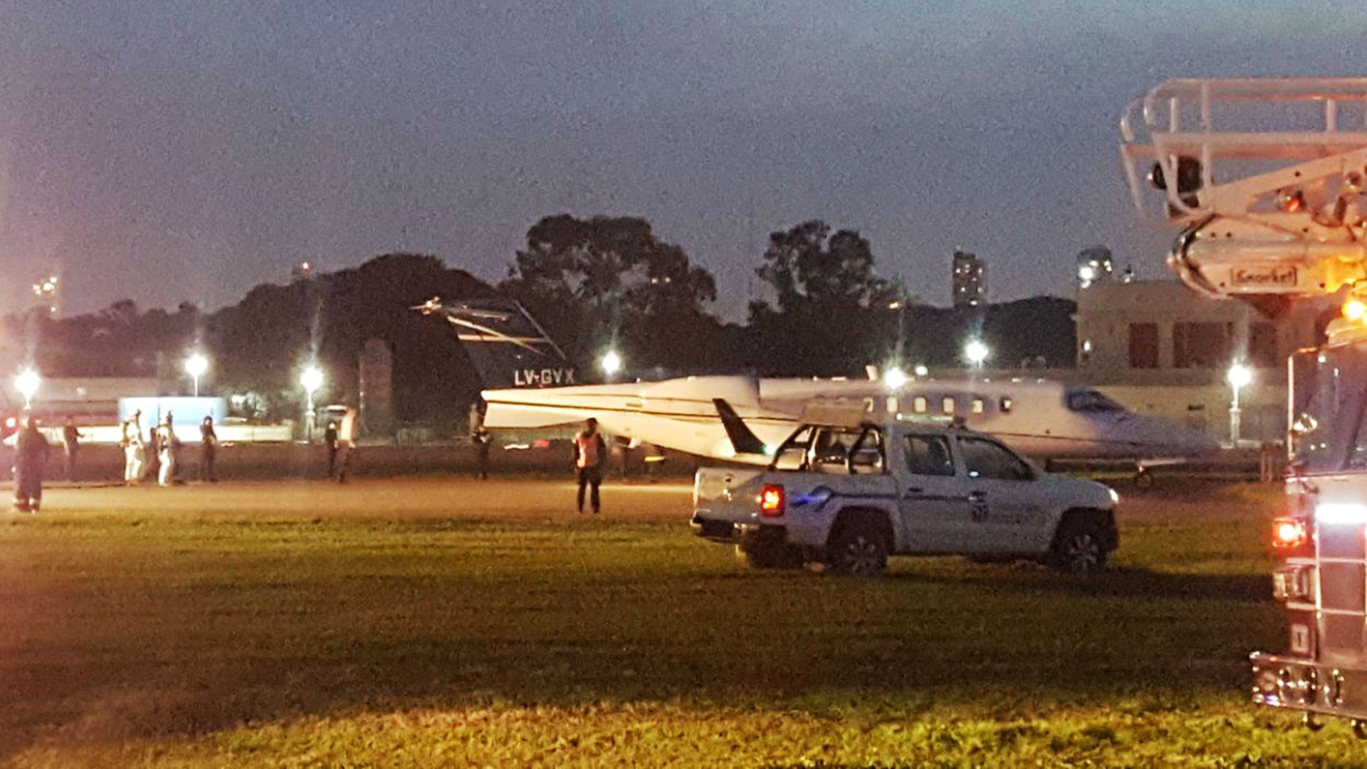 Un Learjet privado despistó hoy en Aeroparque, lo que forzó el cierre del aeropuerto porteño durante unas horas. Todas las operaciones fueron canceladas y los vuelos, desviados al Aeropuerto de Ezeiza