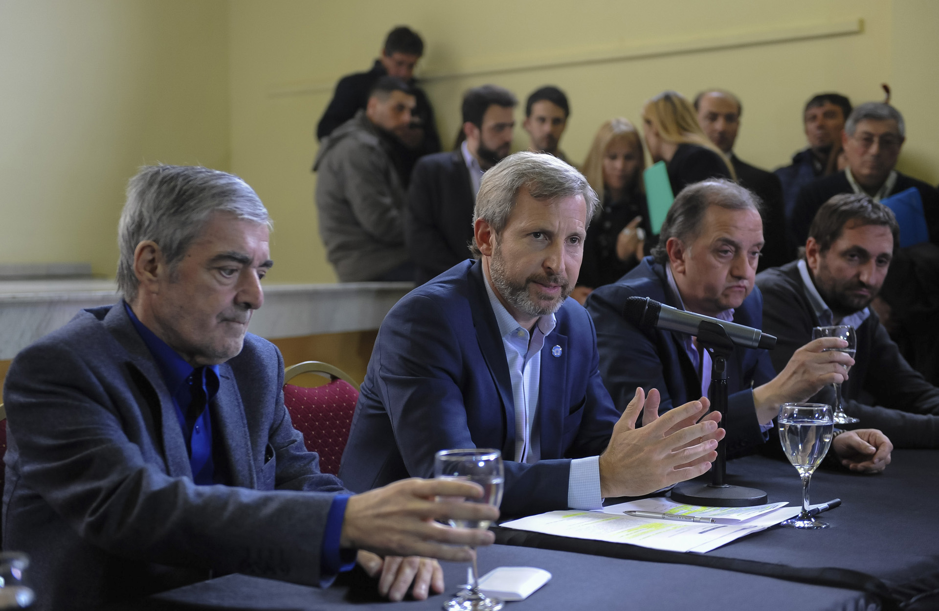 El ministro del Interior, Obras Públicas y Vivienda, Rogelio Frigerio, junto con el gobernador de Chubut, Mario Das Neves, y el intendente de Comodoro Rivadavia, Carlos Linares, firmó hoy en esa ciudad un convenio para la urbanización general del barrio Las Américas