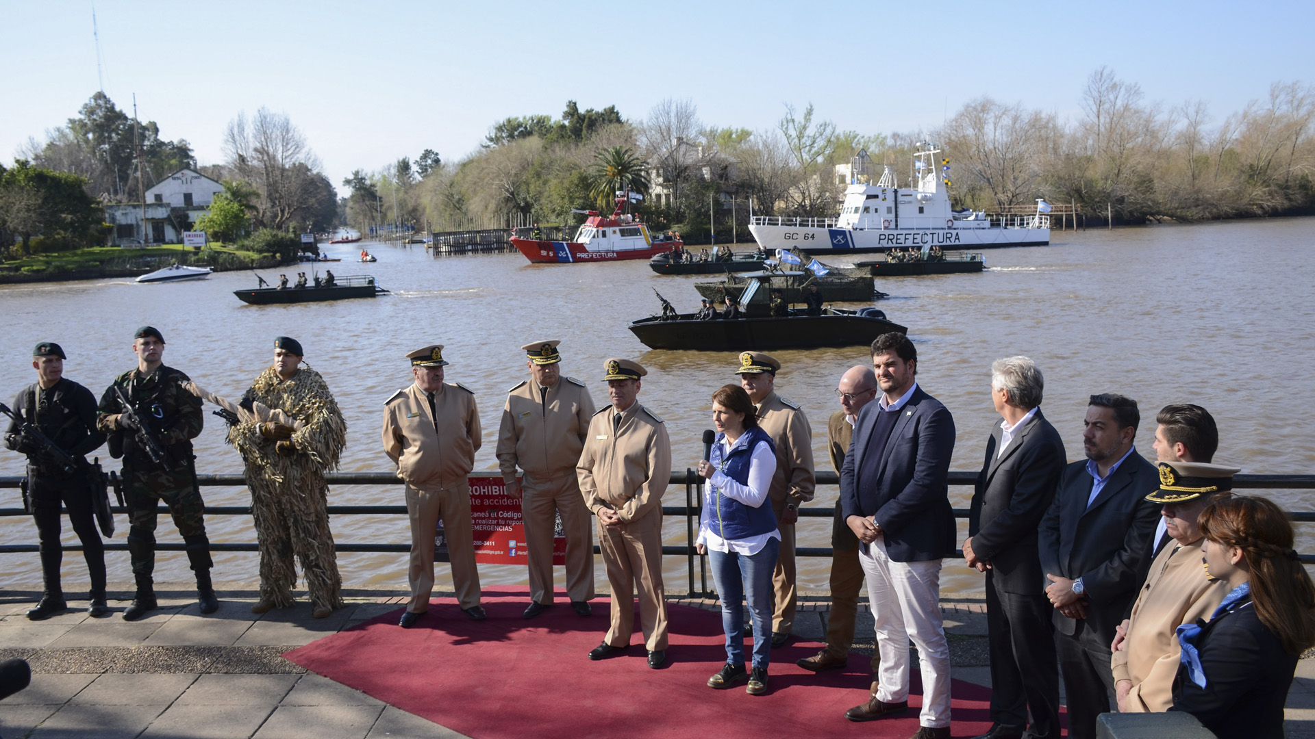 La ministra de Seguridad de la Nación, Patricia Bullrich, junto al jefe de la Prefectura Naval Argentina, Eduardo Scarzello, presentó siete nuevas embarcaciones que serán utilizadas por la fuerza federal para reforzar la lucha contra los delitos complejos