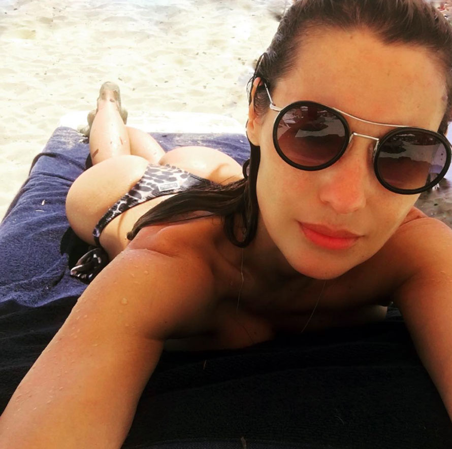 Pampita se tomó unas minivacaciones a Ibiza y se sacó una selfie muy sensual en la playa. La modelo y jurado del “Bailando” viajó unos días a España para relajarse, sin Pico Mónaco