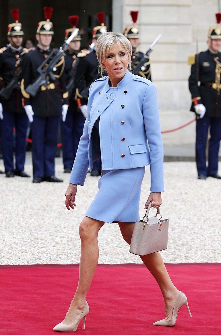 Con un estilo similar, Brigitte Macron decidió inspirarse en la propuesta de Jackie Kennedy el día que asumió su esposo, el presidente francés Emannuel Macron (Getty Images)