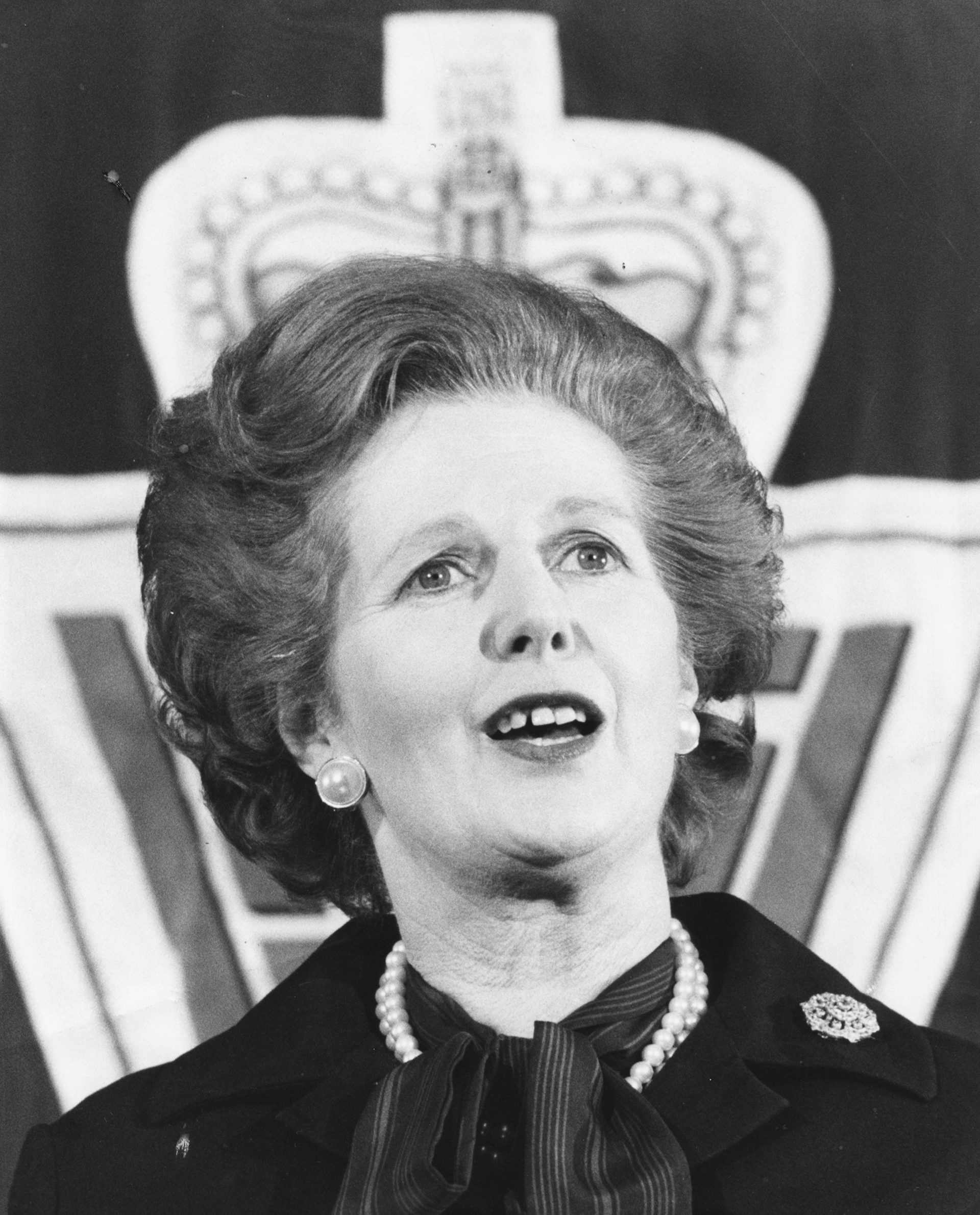 La icónica melena rígida y voluptosa de la primera ministra Margaret Thatcher marcó la tendencia femenina de estilo con peinado durante una época (Graham Turner/Keystone/Getty Images)