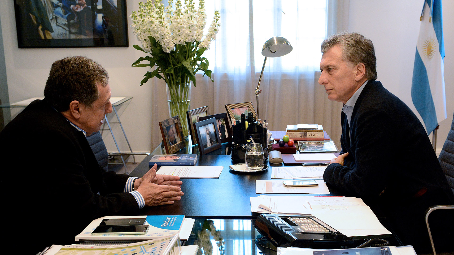 Macri recibió en la quinta de Olivos al embajador argentino en España Ramón Puerta. Según un comunicado de Presidencia, Macri “instruyó (a Puerta) para que exprese a los familiares de las víctimas argentinas que el Gobierno está a su disposición para colaborar y acompañarlos”
