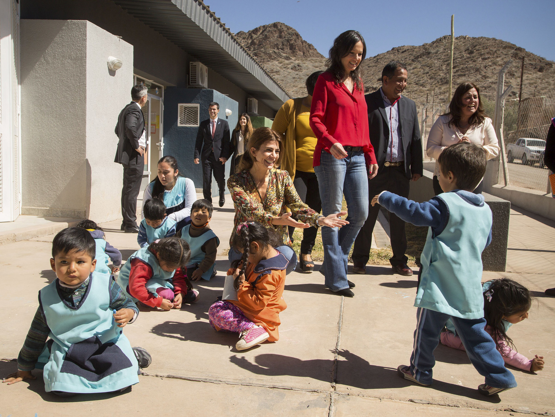 La primera dama Juliana Awada visitó un Espacio de Primera Infancia (EPI) en la localidad salteña de Cachi y encabezó la inauguración de un centro de oficios para las titulares del programa social “Ellas Hacen” en la capital provincial