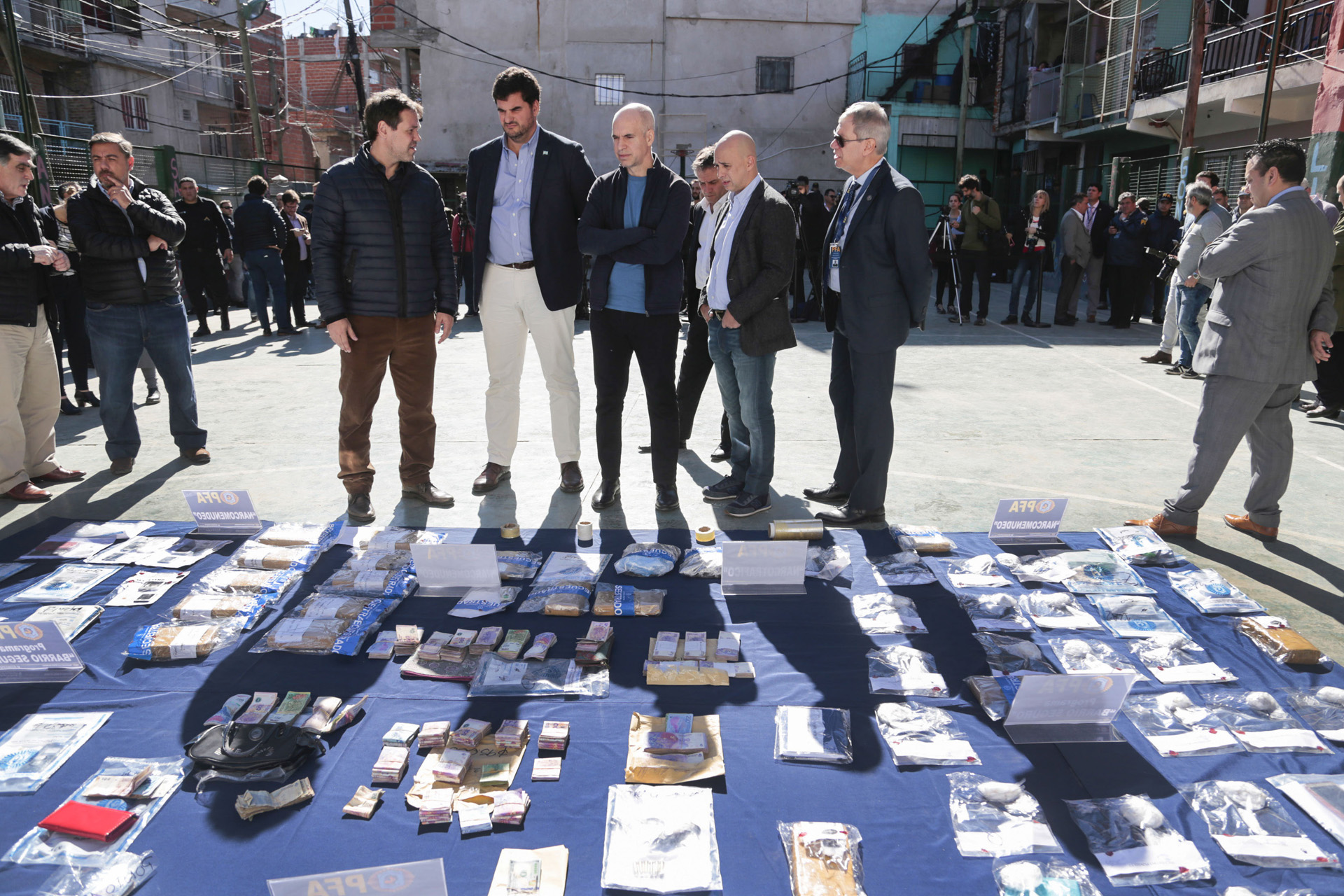 El jefe de Gobierno porteño, Horacio Rodríguez Larreta, y la ministra de Seguridad de la Nación, Patricia Bullrich, presentaron este viernes los resultados de un megaoperativo antidrogas realizado por la Policía Federal en el Barrio 20 y por el cual se detuvo a 21 personas
