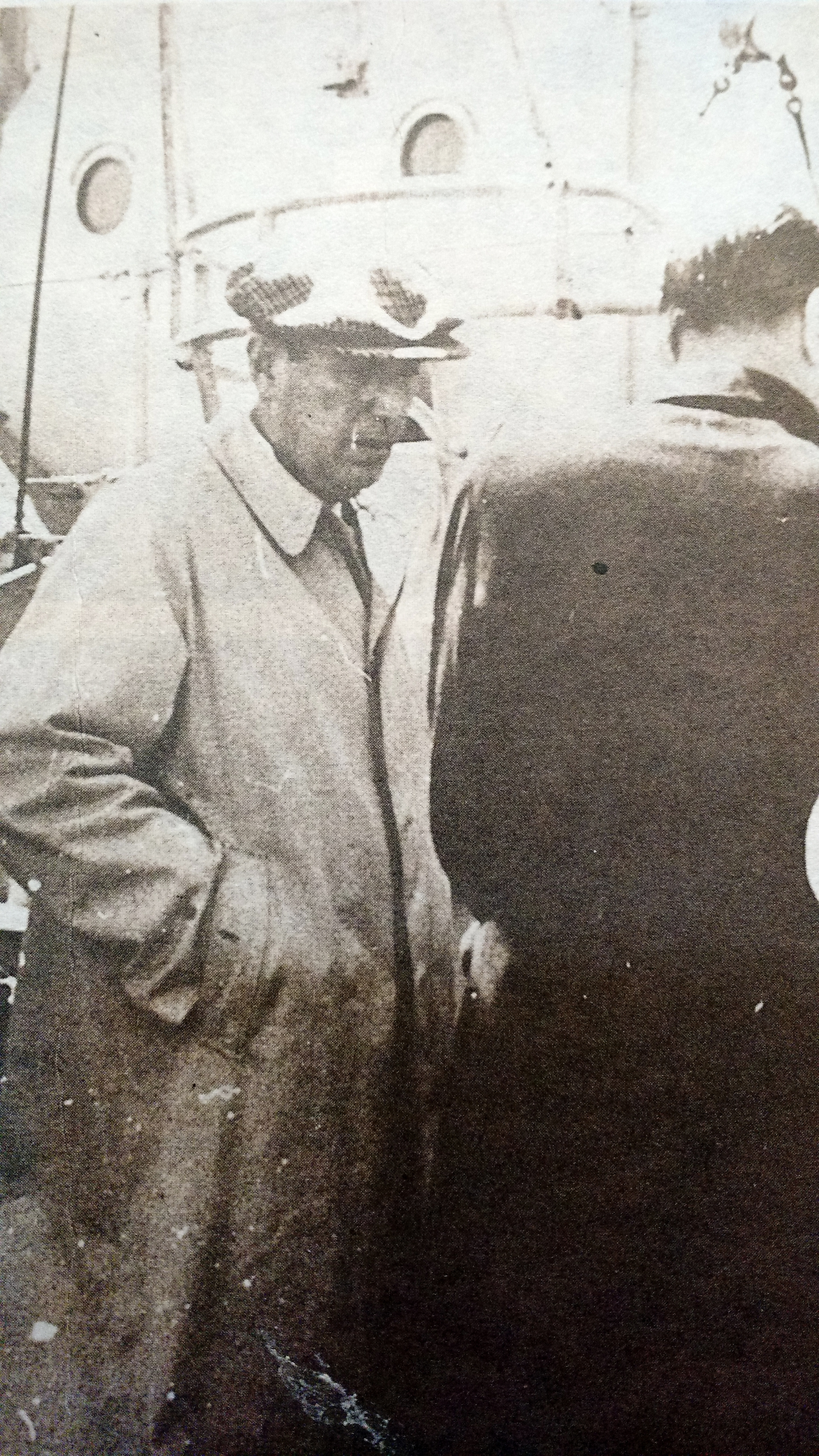 Perón, con gesto serio, en la cañonera Paraguay (Archivo “Todo es Historia”)